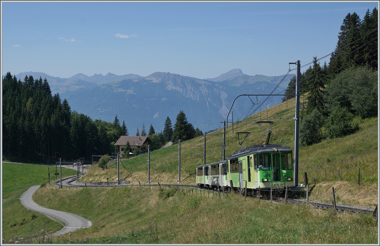 Der BDeh 4/4 N° 82 mit zwei Beiwagen, davon der Bt 64 am Schluss ist bei Col de Soud auf dem Weg in Richtung Col de Bretaye. 

19. August 2023