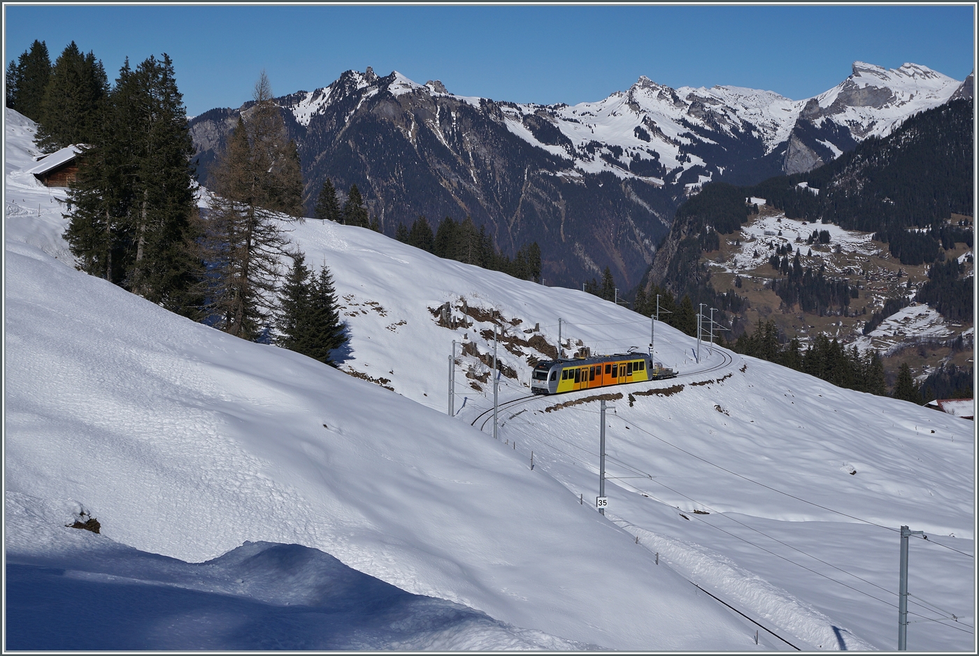 Der BLM Be 4/6 102  Mönch  ist auf dem Weg von der Grütschalp nach Mürren und konnte auf etwa der halben Strecke zwischen der Grütschalp und Winteregg fotografiert werden. 

18. Februar 2025