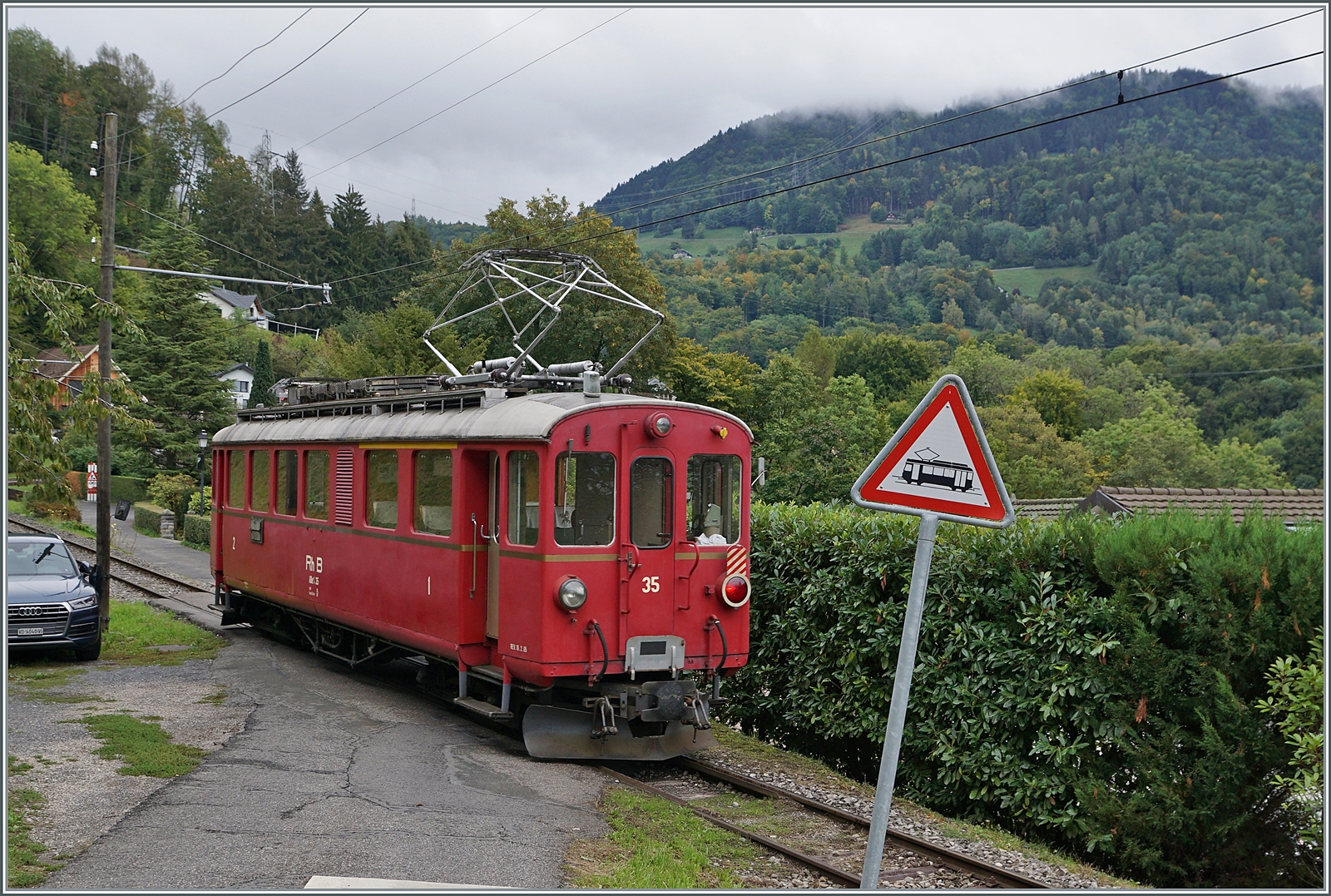 Der Blonay-Chamby Bahn RhB Bernina Bahn ABe 4/4 I N° 35 hat Blonay verlassen und fährt nun in Richtung Chamby. 

1. Oktober 2022