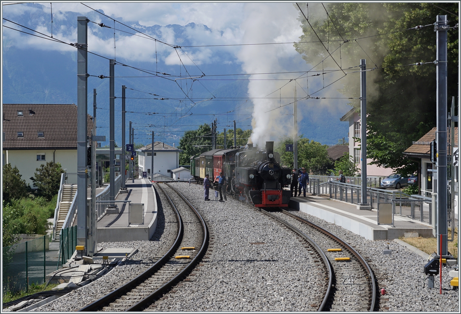 Der Blonay-Chamby Extrazug von Vevey nach Chaulin wartet in St-Légier Gare auf den Gegenzug. so dass die Lokmannschaft und die beide Dampfloks G 2x 2/2 105 und HG 3/4 N° 3 etwas verschnaufen können. 

6. Juni 2022
