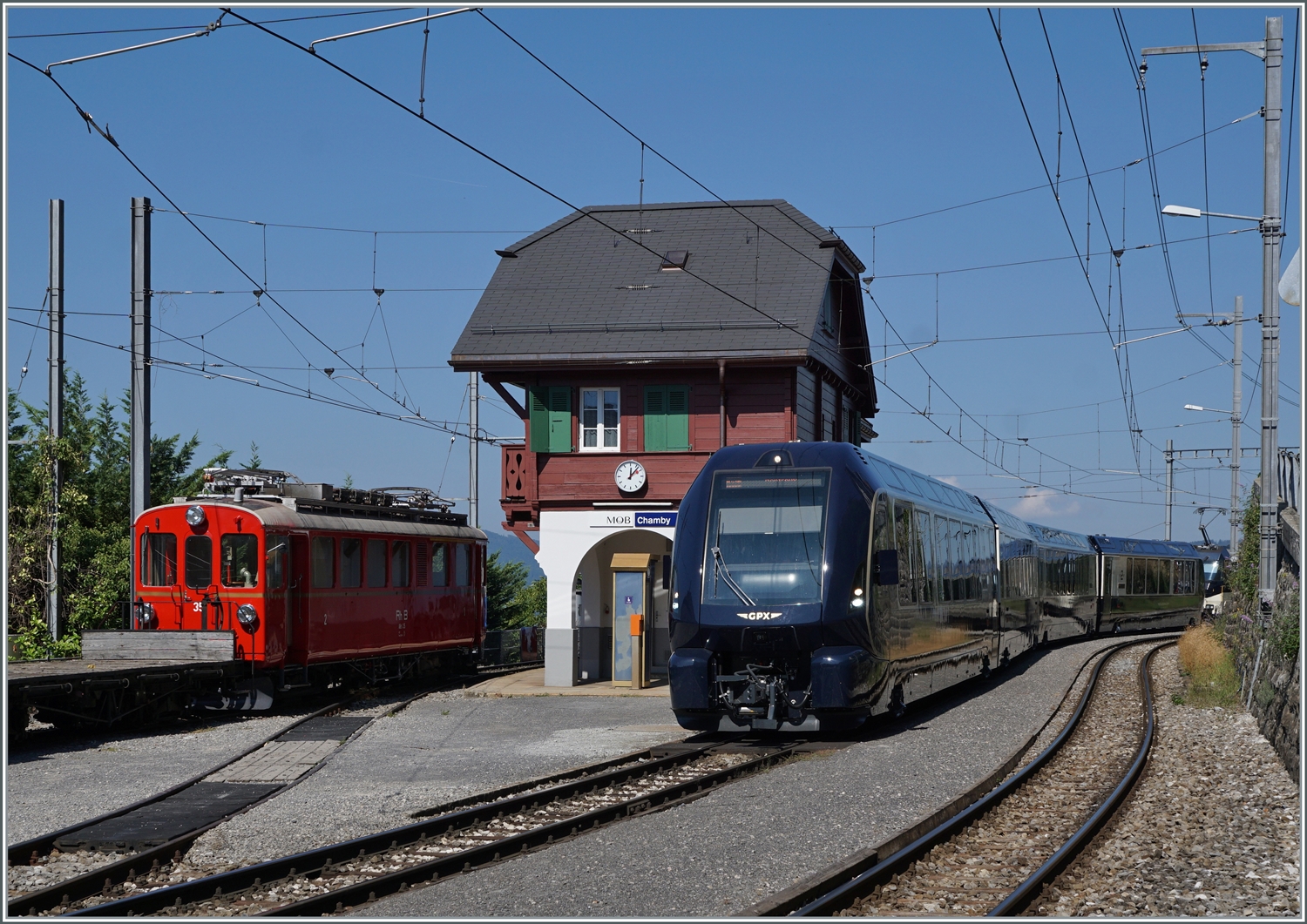 Der BLS / MOB GoldenPass Express GPX 4065 von Interlaken nach Montreux erreicht Chamby, wo eine Kreuzung mit einem Gegenzug abgewartet werden muss.

9. Sept. 2023 