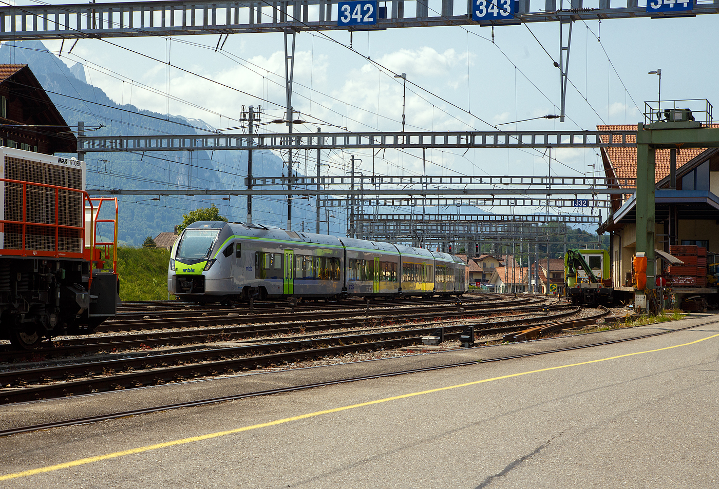 Der BLS MIKA 105 - RABe 528 105 (Regioexpress-Ausführung) erreicht am 28.05.2023, als RE von Zweisimmen, bald den Bahnhof Spiez.

BLS RABe 528 (auch unter dem Namen MIKA, kurz für moderner innovativer kompakter Allroundzug bekannt) ist ein Regioexpress- und S-Bahn-Zug der BLS und gehört zur neuen Flirt 4 Familie. Im Jahr 2021 wurden die ersten Züge in Betrieb genommen.

Die BLS hatte im Jahr 2018 bei Stadler 52 neue Züge bestellt. Bereits während der Abwicklung des Auftrages wurde die Bestellung im Jahr 2020 um 6 Fahrzeuge erhöht. Seit Mai 2021 sind die ersten Züge in den kommerziellen Betrieb. Die neuen Fahrzeuge werden bei BLS zur Ablösung bestehender älterer Fahrzeuge und zum Ausbau des Angebotes eingesetzt. Die sechsteiligen, einstöckigen und rund 105 Meter langen Elektrische-Triebzüge sind FLIRT-Fahrzeuge der neuesten Generation. Die neuen BLS-Züge weisen die FLIRT-typischen positiven Merkmale auf: Wagenkasten in Aluminium-Leichtbauweise, stufenlose Niederflur-Eingänge mit Spaltüberbrückung, eine großzügige, übersichtliche Innenraumgestaltung und große Mehrzweckflächen in den Eingangsbereichen. Dank den neuen Dachstromrichtern kann den Fahrgästen im Innenraum mehr Platz zur Verfügung gestellt werden. Mit den erstmals für Niederflur-Fahrzeuge entwickelten Jakobsmotordrehgestellen ist die neue FLIRT-Generation spurtstark und besonders auch für S-Bahn-Betrieb geeignet. Das neue von Stadler entwickelte Zugsicherungssystem GUARDIA sorgt bei den FLIRT (BLS-MIKAfür die Sicherheit. Mit zwei verschiedenen Innenlayouts unterscheiden sich die Regional-Express (30 Stück) und die S-Bahn (28 Stück), welche die verschiedenen Bedürfnisse der unterschiedlichen Benutzergruppen – Pendler, Gruppenreisen, Touristen und Wochenendausflügler – berücksichtigen. Die S-Bahn-Züge haben die doppelte Anzahl an Einstiegstüren.

Der RegioExpress-MIKA wird mit einer Tür pro Wagenkasten und Seite gebaut, er ist mit einer Bistrozone mit Snack- und Kaffeeautomaten ausgestattet. Er ähnelt von der Ausstattung her dem Traverso der Südostbahn (SOB). Die S-Bahn-Version besitzt jeweils 2 Türen pro Wagenkasten und Seite und hat zudem das Logo der S-Bahn Bern aufgedruckt.

TECHNISCHE DATEN (RegioExpress-MIKA / RABe 528.1):
Anzahl Fahrzeuge: 30 (und 28 S-Bahn Züge)
Spurweite: 	1.435 mm (Normalspur)
Achsanordnung: Bo'Bo'2'2'2'Bo'Bo
Länge über Kupplung: 104.900 mm  
Fahrzeugbreite: 2.820 mm 
Fahrzeughöhe: 4.260 mm 
Achsabstand im Drehgestell: 2.700 mm 
Triebraddurchmesser an den Enddrehgestellen:  870 mm (neu)
Triebraddurchmesser an den Jakobsmotordrehgestellen: 760 mm (neu)
Laufraddurchmesser: 760 mm (neu)
Fußbodenhöhe Niederflur am Einstieg: 600 mm 
Fußbodenhöhe Hochflur: 1.145 mm 
Einstiegbreite (Türbreite): 1.300 mm
Dauerleistung am Rad: 2.000 kW
Max. Leistung am Rad: 3.500 kW
Max. Zugkraft: 300 kN
Anfahrbeschleunigung 1,3 m/s²
Höchstgeschwindigkeit:160 km/h
Sitzplätze: 275, davon 46 in der 1. Klasse, 196 in der 2. Klasse und 33 Klappsitze
Rollstuhlplätze: 2
Stehplätze (4 P. /m ²): 200
Speisespannung: 15 kV AC, 16.7 Hz
