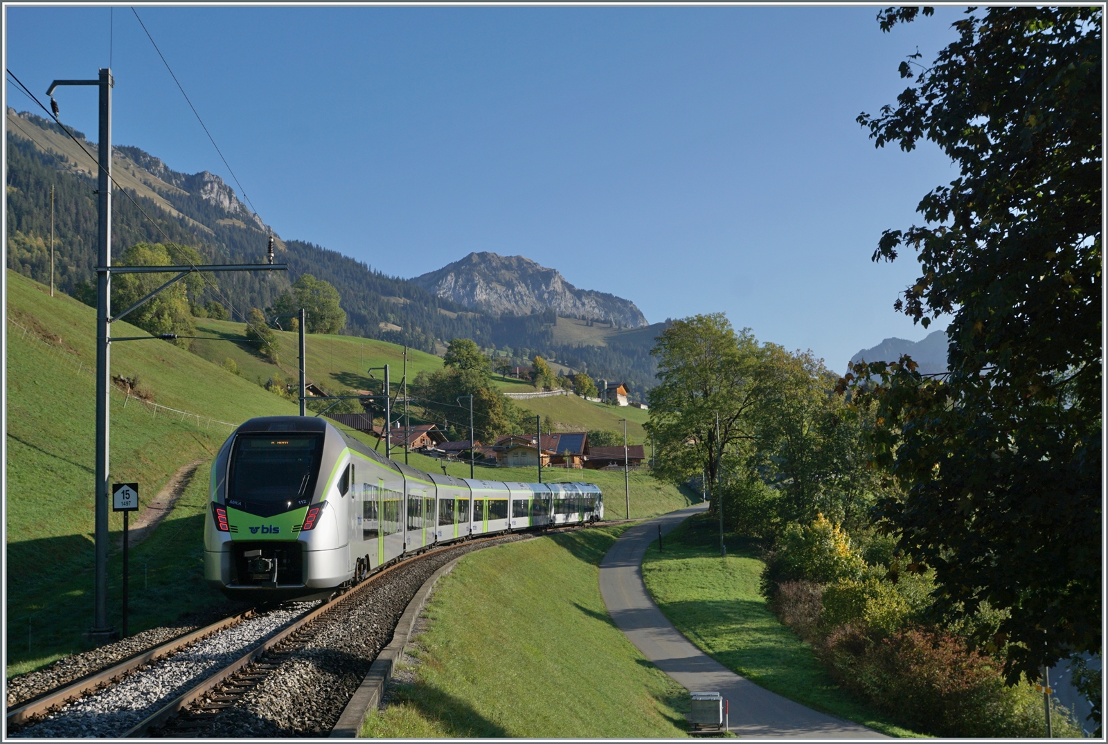 Der BLS RABe 528 112  MIKA  verlässt nach einem Bedarfshalt (für mich) Enge im Simmental und fährt nach Bern weiter. 

7. Oktober 2023