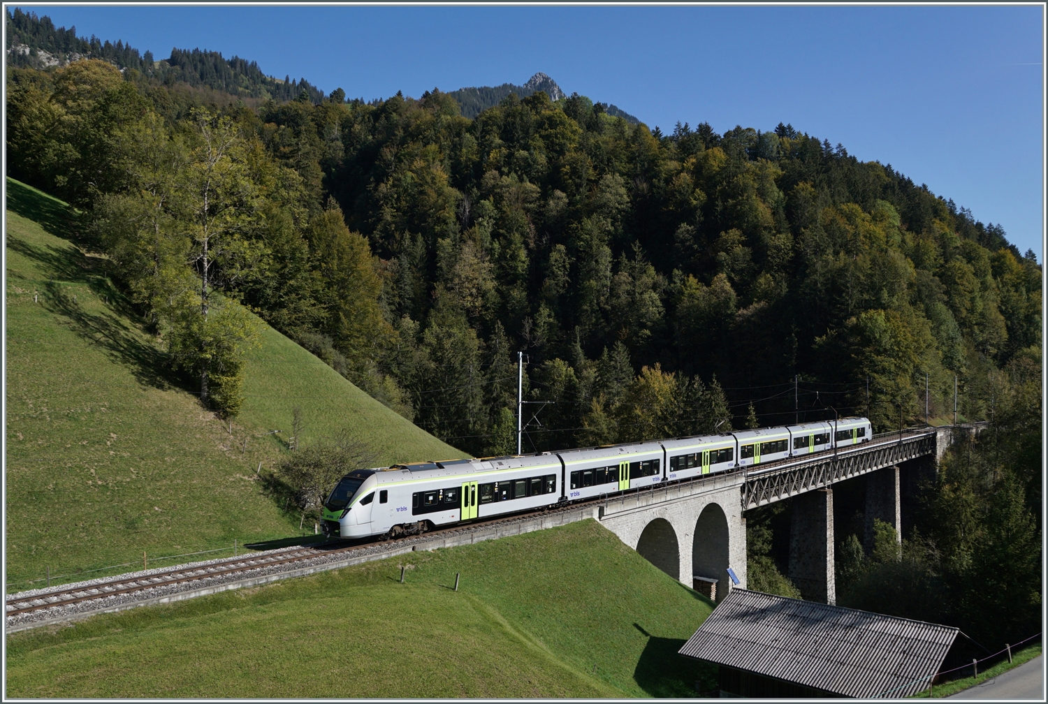 Der BLS RABe 528 112 ist auf der Fahrt von Bern nach Zweisimmen und überquert kurz nach Weissenburg die Bunschenbachbrücke.

7. Oktober 2023