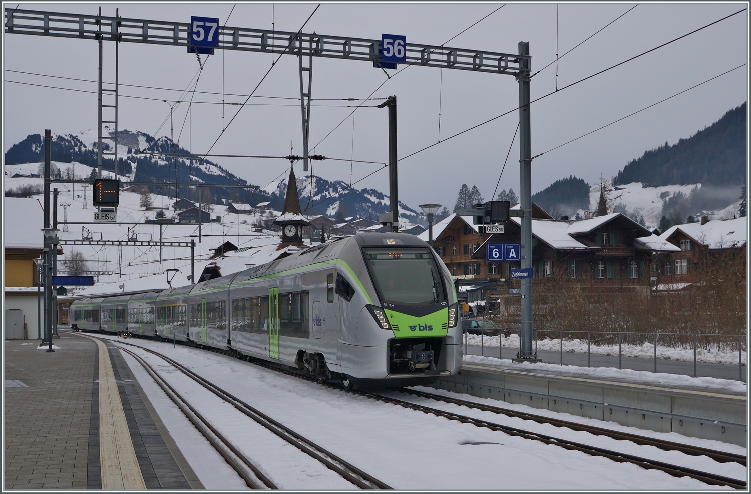 Der BLS RABe 528 120 verlässt Zweisimmen mit dem Ziel Bern. 

15. Dez. 2022