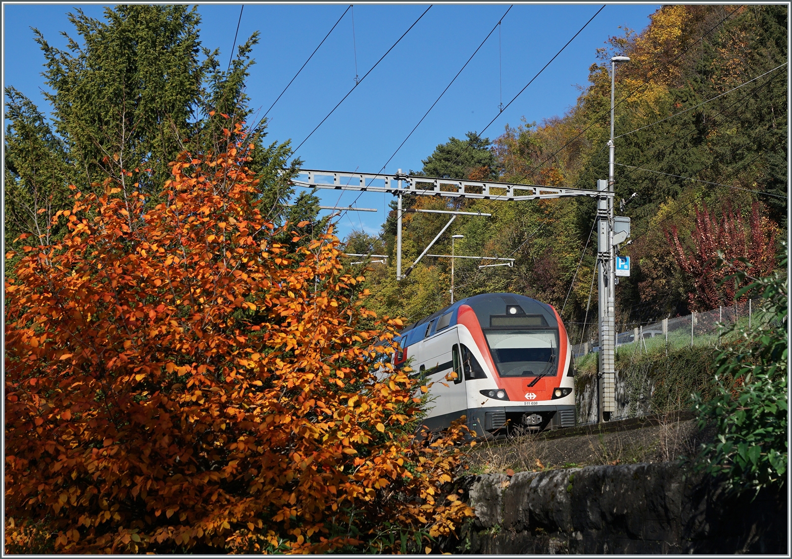 Der bunte Herbst verweisst den SBB KISS 511 038 bei Veytaux zur Nebenrolle...

16. Nov. 2022