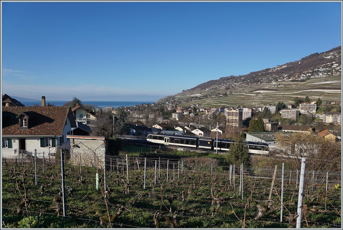 Der CEB MVR ABeh 2/6 7502  Blonay  beim Halt an der neuen Haltestelle Vevey Vignerons, welche Clies und Gilamont ablöst und gegen den leider nicht erfolgreichen, aber kräftigen Widerstand der Anwohner mit etlicher Verspätung realisiert wurde. Immerhin bietet die neue Haltestelle einen schönen Ausblick.
Die Idee, den Zug durch die blattlosen Bäume hindurch zu fotografieren, bzw. eine Lücke dafür zu finden, musste ich jedoch begraben. 

7. Januar 2023