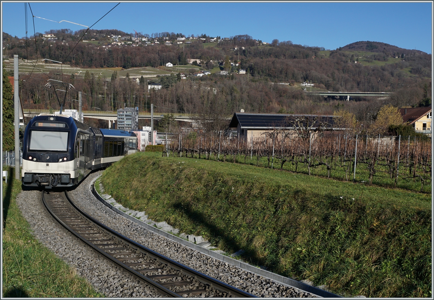 Der CEV MVR ABeh 2/6 7506 in den wenigen Weinreben oberhalb von Vevey kurz vor der Station Vevey Vignerons.

7. Jan. 2023