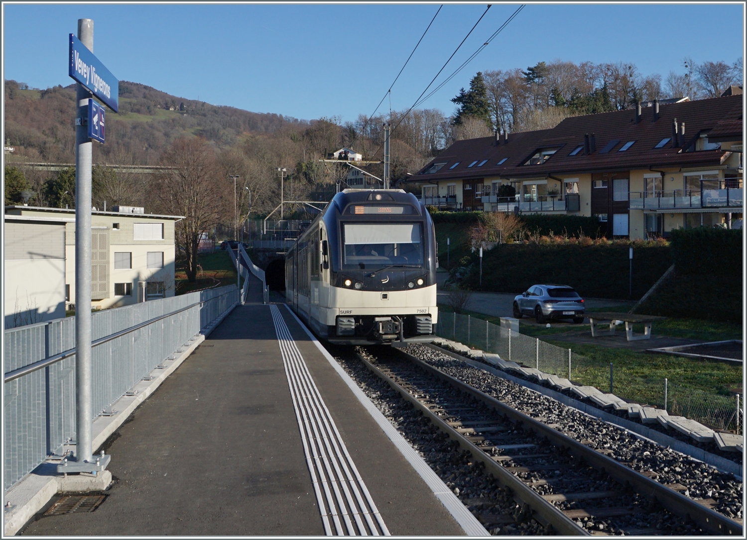 Der CEV MVR ABeh 2/6 7502 ereicht die neue Station Vevey Vignerons, welche die beidne Stationen Gilamont und Clies ersetzt, und durch einen lieder erfolglosen Protest der Kunden und Anwohner erst mit mehreren Jahren Verspätung gebaut werden konnte.

7. Jan 2023

 