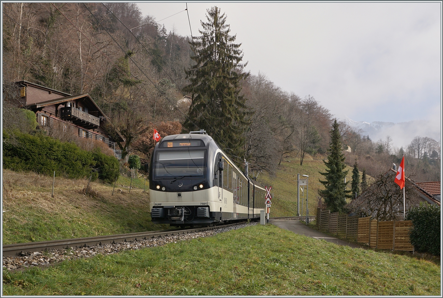 Der CEV MVR ABeh 2/6 7501  Saint-Légier-La-Chiesaz  ist als Regionalzug R34 kurz vor Chernex auf dem Weg von Les Avants nach Montreux.


17. Dez. 2023