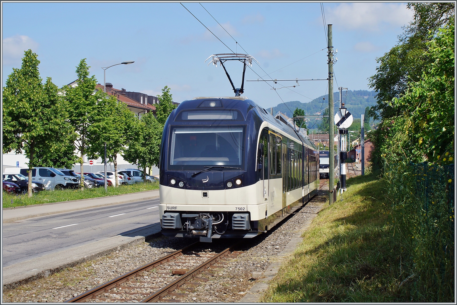 Der CEV MVR ABeh 2/6 7502  Blonay  steht bei Blonay auf dem Streckenast nach Chamby.

26. Mai 2023
 