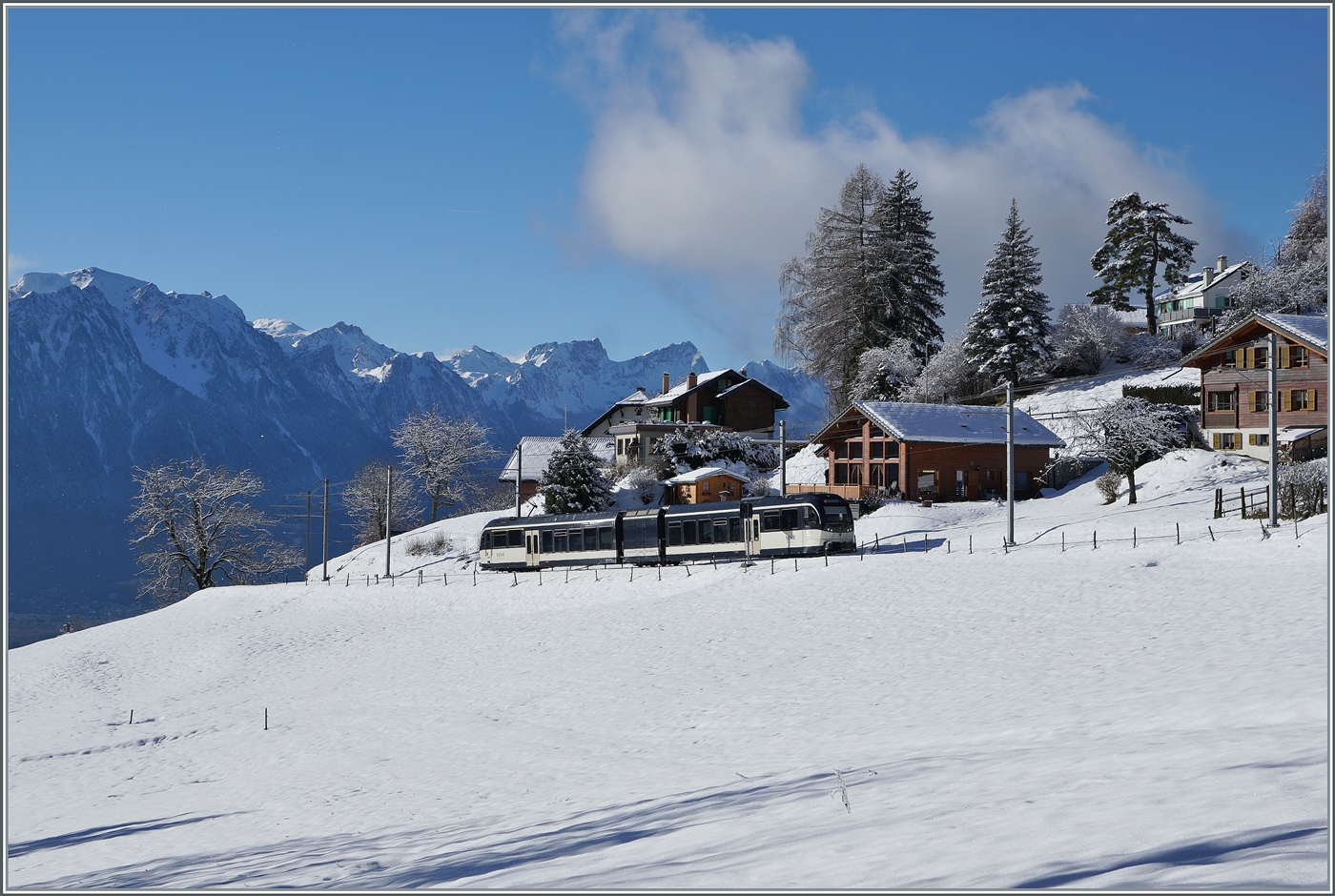 Der CEV MVR ABeh 2/6 7507 ist als Regionalzug R 34 von Montreux nach Les Avants unterwegs und konnte kurz vor der Ankunft in Les Avant fotografiert werden. 

3. Jan. 2025