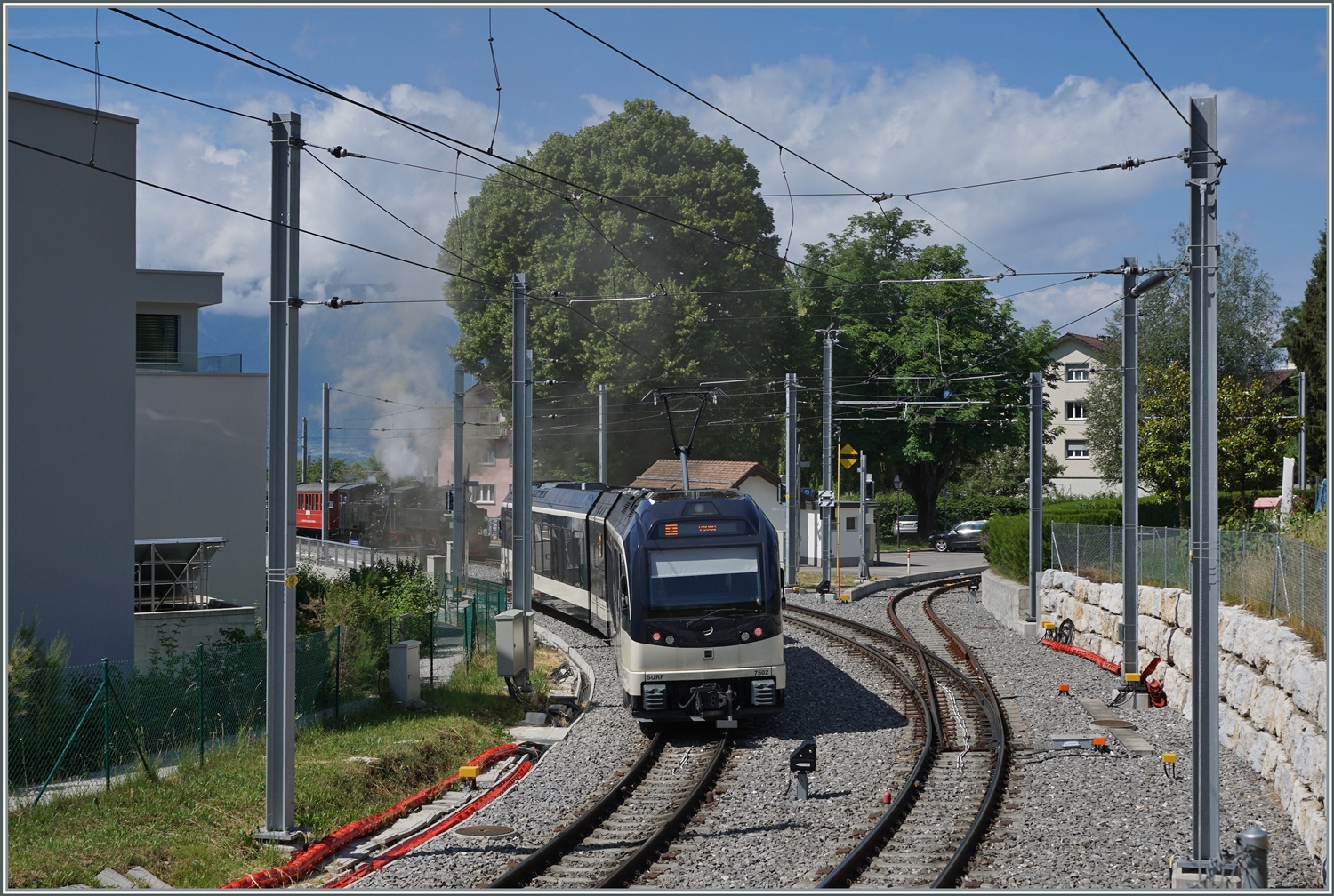 Der CEV MVR SURF ABeh 2/6 7502 auf dem Weg nach Vevey erreicht den vor Kurzem neu gestalteten Bahnhof St-Légier Gare, im Hintergrund dampft der Blonay-Chamby Riviera Belle Epoque Zug nach Chaulin, der die Kreuzung hier abwartet. 

6. Juni 2022 