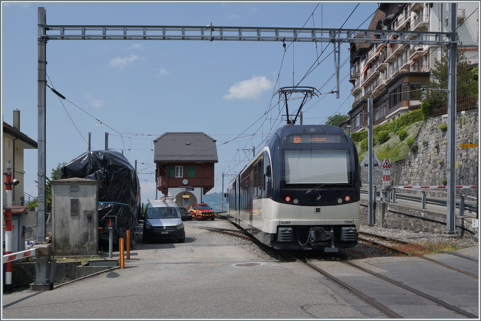 Der CEV/MVR ABeh 2/6 7506 auf der Fahrt von Montreux nach Chamby erreicht Chamby; link im Bild vereckt bzw. eingepackt steht wahrscheinlich der CEV BDe 4/4 105 der wohl nun endlich bei der B-C überarbeitet wird.

28. Mai 2023  