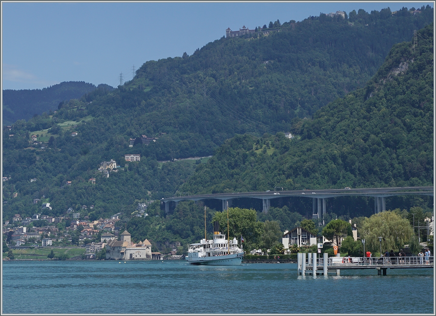 Der CGN Raddampfer  VEVEY  wird in einigen Minunten die Anlegestelle Villeneuve erreichen. 

15. Juli 2024