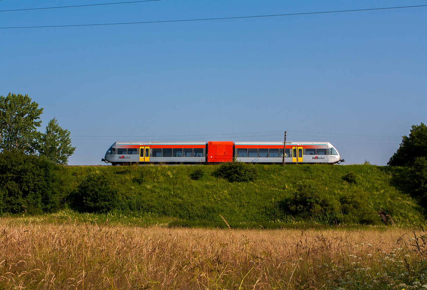 Der damals für die vectus Verkehrsgesellschaft mbH, als vetus VT 123, fahrende VT 526 123 (95 80 0946 423-0 G-HEB / 95 80 0646 423-3 D-HEB / 95 80 0946 923-9 D-HEB) ein Stadler GTW 2/6 der HLB (Hessische Landesbahn GmbH), fährt am 09 Juli 2013 bei Nistertal, als RB 28  Oberwesterwaldbahn  von Altenkirchen nach Westerburg. 

Damals wurde die Linie noch als RB 28 geführt, mit dem Fahrplanwechsel am 14.12.2014 wurde Linie zur RB 90 „Westerwald-Sieg-Bahn“ und zwischen Siegen über Au/Sieg und Altenkirchen nach Limburg/Lahn durchgebunden.

Der GTW 2/6 wurde 2000 von der DWA - Deutsche Waggonbau AG in Bautzen unter der Fabriknummer 526/005 gebaut und an die HLB geliefert. Spätere wurde die Produktion von Stadler in das ehem. Adtranz-Werk Berlin-Pankow verlegt. Im Juni 2001 hat Stadler den Standort zu 100 Prozent übernommen.

Im März 2024 wurde der GTW 2/6 (wie weiter 12 der HLB und 12 der DB AG) nach Tschechien an die Arriva vlaky s.r.o. (Praha-Smíchov), ein Tochterunternehmen der Arriva Transport Česká Republika a.s., verkauft. Dort ist er nun als 848 423-0 (95 54 5848 423-0 CZ-ARR) im Einsatz.
