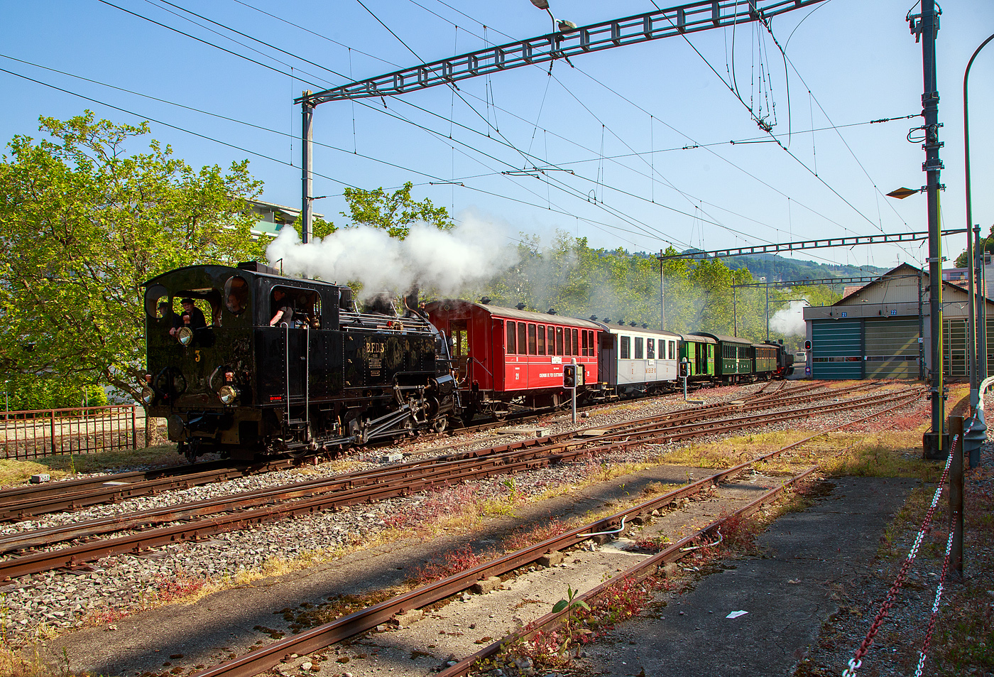 Der Dampfzug Museumsbahn Blonay-Chamby erreicht am 28. Mai 2023 als Leerzug Vevey. Hier fährt er in Sandwich, geführt von der Dampflokomotive für gemischten Adhäsions- und Zahnradbetrieb HG 3/4 B.F.D. 3 (Brig–Furka–Disentis-Bahn), ex F.O. 3, und am Zugschluss die Mallet-Dampflok G 2x2/2 105  Todtnau , ex SEG 105  Todtnau .

Die Loks setzen gleichdrauf aufwändig um, der Zug wird dann geführt G 2x2/2 105  Todtnau  und dahinter der HG 3/4 B.F.D. 3 in Doppeltraktion als Riviera Belle Epoque von Vevey über Blonay zum B-C Museum Chaulin fahren. Hätte man den Zug oben andersherum zusammengestellt, wäre das Manöver doch einfacher gewesen. Der Dampfzug hinauf war dann sehr gut gefüllt. 
