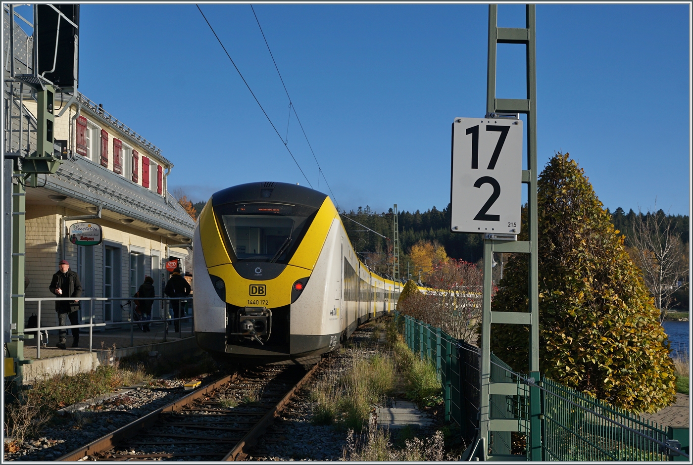 Der DB 1440 172 (und ein weiterer) auf der Fahrt nach Seebrugg beim Halt in Schluchsee, Das Bild entstand auf dem wieder geöffneten Bahnübergang beim Bahnhof.

13. Nov. 2022