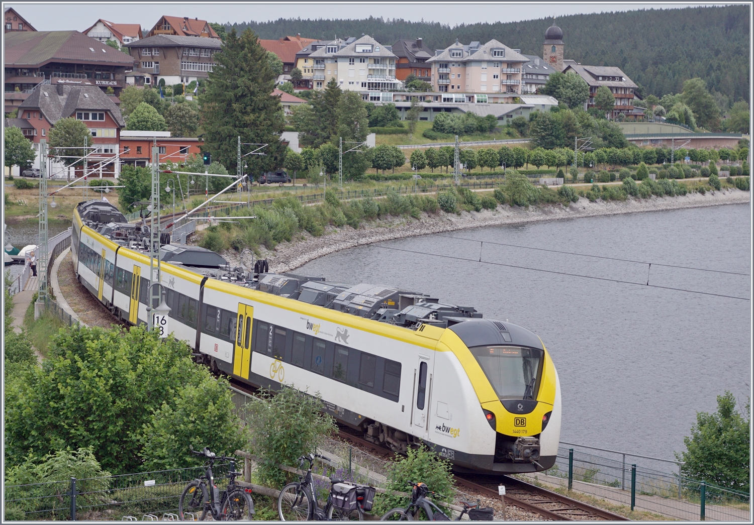 Der DB 1440 179/679 Coradia Continental 2  Grinsekatze  ist auf dem Weg von Freiburg im Breisgau nach Seebrugg und erreicht Schluchsee.

22. Juni 2023