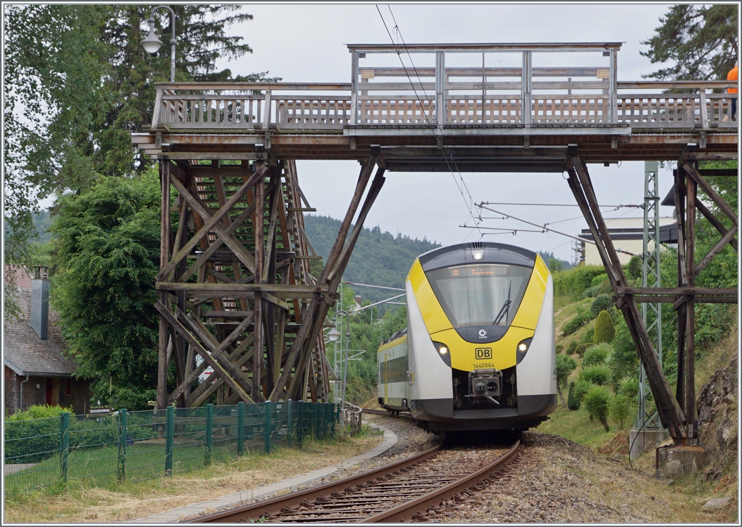 Der DB 1440 864 Coradia Continental 2  Grinsekatze  ist auf dem Weg von Freiburg im Breisgau nach Seebrugg und erreicht in Kürze den Halt Schluchsee.

22. Juni 2023