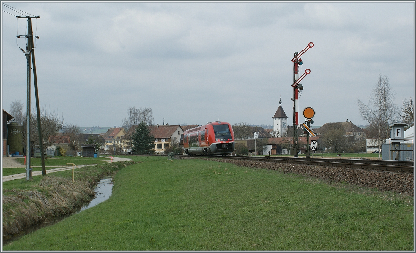 Der DB 641 012 ist als RB bei Neunkrich auf dem Weg nach Erzingen. Das Bild zeigt im linken Teil ein neu geplante Strasse, aber keinerlei Anzeichen für den baldigen Doppelspurausbau und die Elektrifizierung der Strecke im Klettgau.

8. April 2010