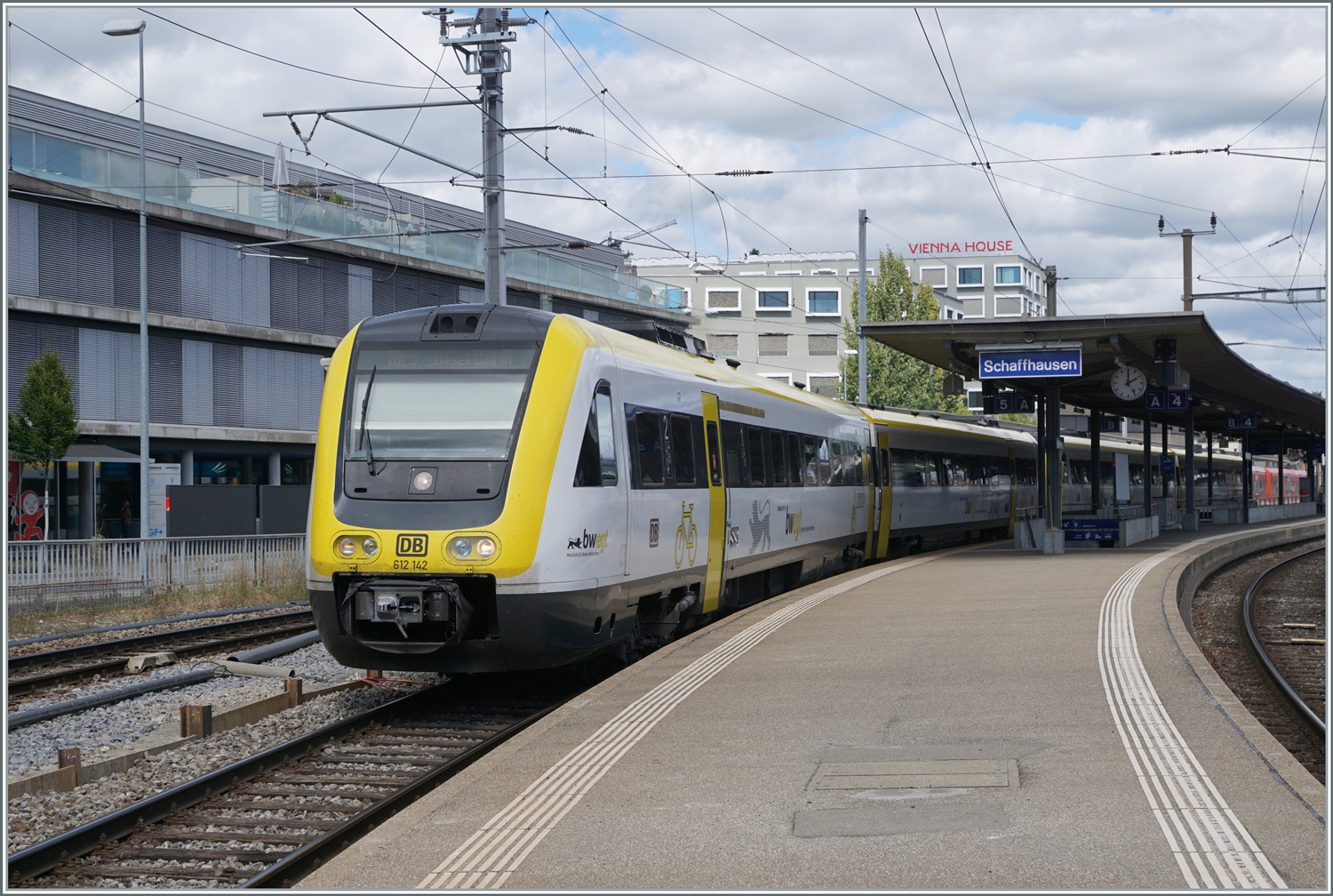 Der DB VT 612 142 und ein weiterer verlassen Schaffhausen in Richtung Basel Bad. Bf. 

19. Sept. 2022