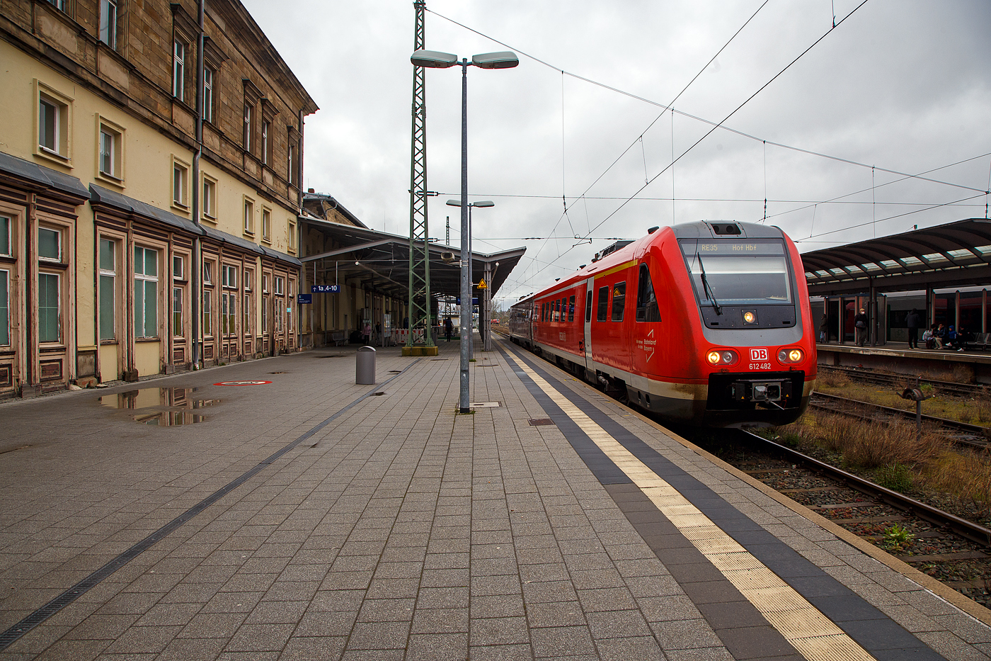 Der Dieseltriebwagen mit Neigetechnik 612 482 / 612 982 (95 80 0612 482-9 D-DB / 95 80 0612 982-8 D-DB), ein Bombardier  RegioSwinger  der DB Regio Bayern, hat als RE 35 „Main-Saale-Express“ (Bamberg – Lichtenfels –Hof), am 17.04.2023 seinen Zielbahnhof Hof erreicht.

Der Triebzug wurde 2003 von Bombardier unter den Fabriknummer 24173 und 24174 gebaut.

Die Fahrzeuge der Baureihe 612 sind Neigetechnik-Nahverkehrsdieseltriebwagen der Deutschen Bahn. Die Fahrzeuge werden vor allem als Regional-Express und Interregio-Express auf bogenreichen Strecken eingesetzt. Der Hersteller Bombardier Transportation bezeichnet die Fahrzeuge als RegioSwinger.