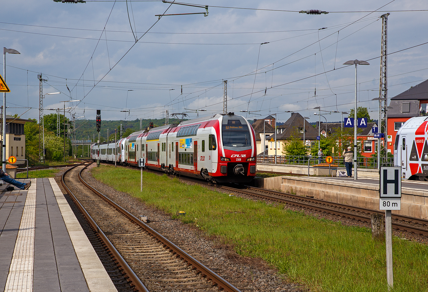 Der dreiteilige CFL Stadler KISS 2308 als RE 11  DeLux-Express  gekuppelt mit dem fünfteilige SÜWEX Stadler FLIRT³  - 429 116 / 429 616 als RE 1  Südwest-Express  nach Koblenz erreichen am 29.04.2018 den Hbf Wittlich, während in Gegenrichtung ein weiterer SÜWEX Stadler FLIRT³  mit einem CFL KISS halten.

Seit dem 16. März 2015 fahren die CFL-KISS auf dem Abschnitt zwischen Koblenz und Trier gemeinsam mit den FLIRT³  der DB Regio Südwest in gemischter Mehrfachtraktion. Das ein- und zweistöckige elektrische Triebzüge zweier Staatsbahnen gemeinsam unterwegs sind, dürfte europaweit einmalig sei. Ab dem 10.12.2017 fahren einzelne CFL KISS von Koblenz weiter über Bonn und Köln Hbf bis nach Düsseldorf.
