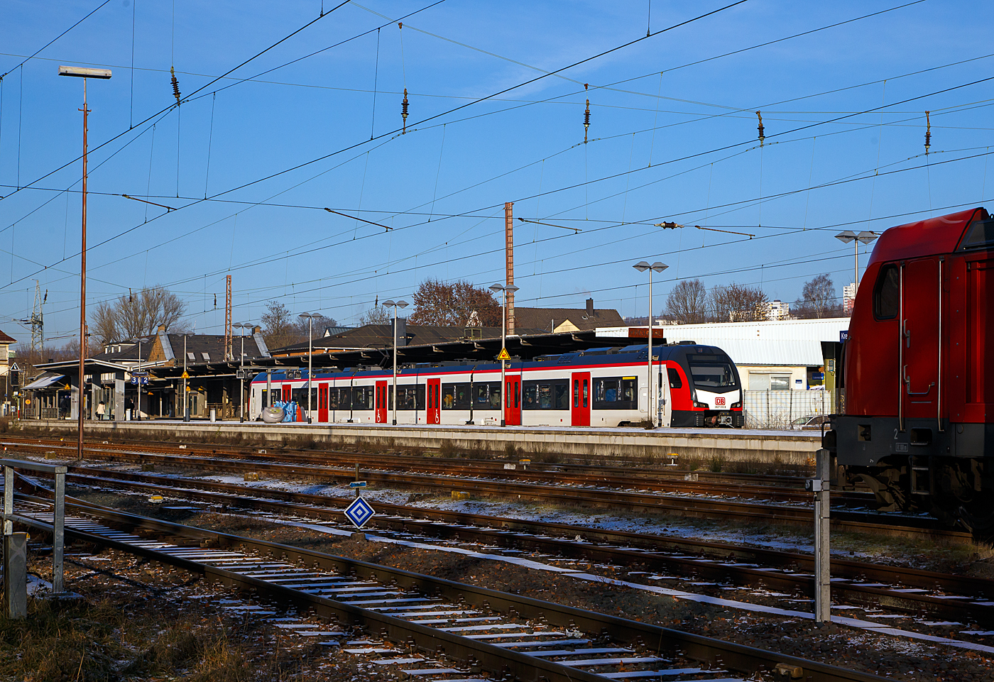 Der dreiteilige Stadler FLIRT 3 XL für die DB Regio AG – NRW fahrende 3427 010 (94 80 3427 010-8 D-STAP / 94 80 3827 010-4 D-STAP / 94 80 3427 510-7 D-STAP) der ZV VRR Eigenbetrieb Fahrzeuge und Infrastruktur, verlässt am 15.12.2022, als RE 34 „Dortmund-Siegerland-Express“ (Dortmund – Letmathe – Altenhundem – Siegen), den Bahnhof Kreuztal und fährt weiter in Richtung Siegen Hbf.

Hier gibt es gleich zwei Neuerungen auf der Strecke, zum einen die neuen dreiteiligen Stadler FLIRT 3 XL Elektrotriebzüge und zum andern die Einführung des RE 34 „Dortmund-Siegerland-Express“ der im zweistunden Takt fährt, wobei durch die IC 34 Verbindung ist ein 1 Stunden-Takt realisiert.

Zum diesjährigen Fahrplanwechsel am Sonntag, dem 11.12.2022 wurde ein neuer Regionalexpress (RE 34) als zweistündliche Direktverbindung zwischen Siegen, Iserlohn-Letmathe und Dortmund eingeführt. Gemeinsam mit dem bereits auf diesem Laufweg verkehrenden InterCity (IC) 34 profitieren Fahrgäste damit künftig von einer Direktverbindung Siegen – Dortmund in nahezu jeder Stunde, wobei im IC 34 zwischen Dillenburg (Hessen) und Dortmund auch Tickets des Nahverkehrs nutzbar sind.

Zwischen Siegen und Letmathe übernimmt die neue RE-Linie weitgehend die bisherigen Fahrten des bestehenden RE 16, dessen Angebot auf der Ruhr-Sieg-Strecke wegen des neuen RE 34 neu geordnet werden musste. Der RE 16 verkehrt unverändert zwischen Essen – Hagen – Letmathe. Im Bahnhof Letmathe entfällt die bisherige Zugteilung und die Züge fahren grundsätzlich weiter bis Iserlohn. Durch den Wegfall der Zugteilung wird die Verbindung um einige Minuten schneller. Reisende, die aus Richtung Siegen die Ziele Hagen bzw. Essen erreichen wollen, müssen in Letmathe bzw. in Witten umsteigen.

Gegenüber dem Jahr 2022 wurden fürs kommende Jahr ca. 450.000 Zugkilometer zusätzlich auf der Ruhr-Sieg-Achse bestellt. Für die Erbringung der Leistungen wurde die DB Regio NRW beauftragt. Einzelne Leistungen auf der RE 34 und der RB 91 sollen von der Hessischen Landesbahn (HLB) erbracht werden. Zum Einsatz kommen überwiegend komfortable und geräumige Neufahrzeuge vom Typ Stadler Flirt 3 XL. Da diese neue Verbindung auch als Entlastung für die bei Lüdenscheid langfristig gesperrte Autobahn A45 konzipiert ist, werden die Leistungen des RE 34 finanziell durch das Land NRW gefördert.

Die Fernverkehrslinie hatte bereits Ende 2021 den Betrieb aufgenommen. Zeitgleich ist für diese Leistungen auch die Anerkennung des WestfalenTarifs im Geltungsbereich des NWL in Kraft getreten. Seit September 2022 können Nahverkehrskunden den IC 34 auf der Ruhr-Siegstrecke nun auch von und bis nach Dortmund nutzen. Neben WestfalenTarif und VRR-Tarif umfasst die Freigabe ohne Aufpreis auch die Nutzung mit räumlich und zeitlich gültigen Tickets des NRW- und Deutschlandtarifs. Die Freigabe gilt für alle IC 34-Leistungen, die von und nach Dortmund fahren. Nicht freigegeben sind die Züge im Abschnitt Dortmund – Münster. Für die Fahrradmitnahme gelten die Regelungen des Fernverkehrs der Deutschen Bahn, hierzu sind eine entsprechende Fahrradkarte und Reservierung vor Reiseantritt erforderlich. 

Stadler FLIRT 3 XL, dreiteilig der BR 3427:
Die Fahrzeuge der BR 3427 vom Typ STADLER Flirt 3 XL sind, in der sogenannten XL-Ausführung, mit 67.600 mm um 4,4m länger als die normalen STADLER Flirt 3 (BR 1427), zudem haben diese 6 Türen pro Fahrzeugseite (anstatt 3). Der FLIRT verfügt über eine hohe Antriebsleistung (2.720 kW) und eine maximale Geschwindigkeit von 160 km/h. Die 3-Teiler haben 180 Sitzplätze (16 in der 1.Klasse und 154 in der 2. Klasse). 

Mehr Technik zum Fahrzeug folgt noch .....
