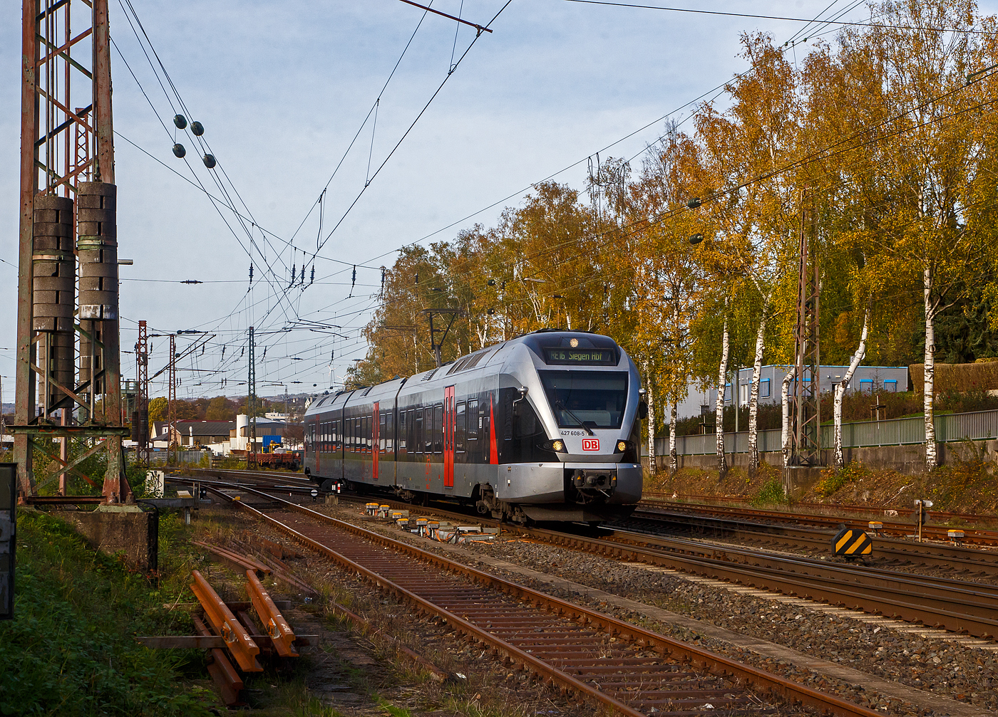 Der dreiteilige Stadler FLIRT DB 427 608-5 / 827 108-2 / 427 108-6, ex Abellio Rail NRW ET 23 2109  Kreis Siegen-Wittgenstein   fährt am 30.10.2022,  als RE 16  Ruhr-Sieg-Express  (Essen - Hagen – Siegen), von Kreuztal weiter in Richtung Siegen.