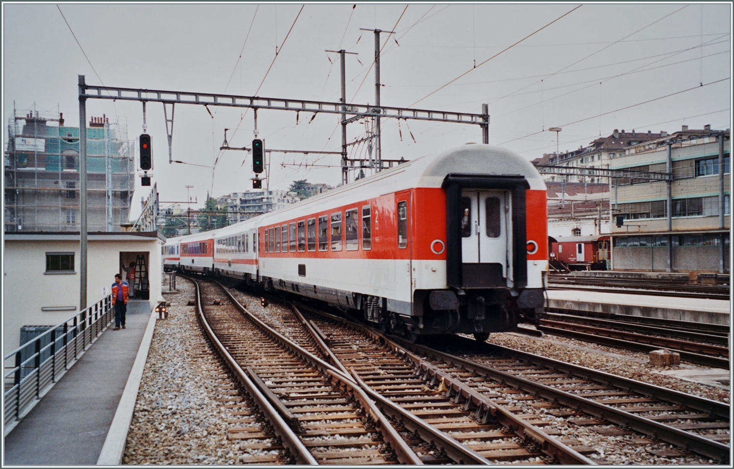Der EC 106 Mont-Blanc verlässt Lausanne pünktlich um 13:48. Wenige Tage nach diesen Aufnahmen wurde zum Fahrplanwechsel der EC Mont-Blanc eingestellt und eine langjährige Ära (Hispania Express/Mont Blanc Express) nahm sein Ende. 
Trotz eingehender Recherchen ist es nicht auszuschliessen, dass es sich bei diesen drei Bildern um den Gegenzug EC 107 handelt.

Analogbild vom Juni 2001