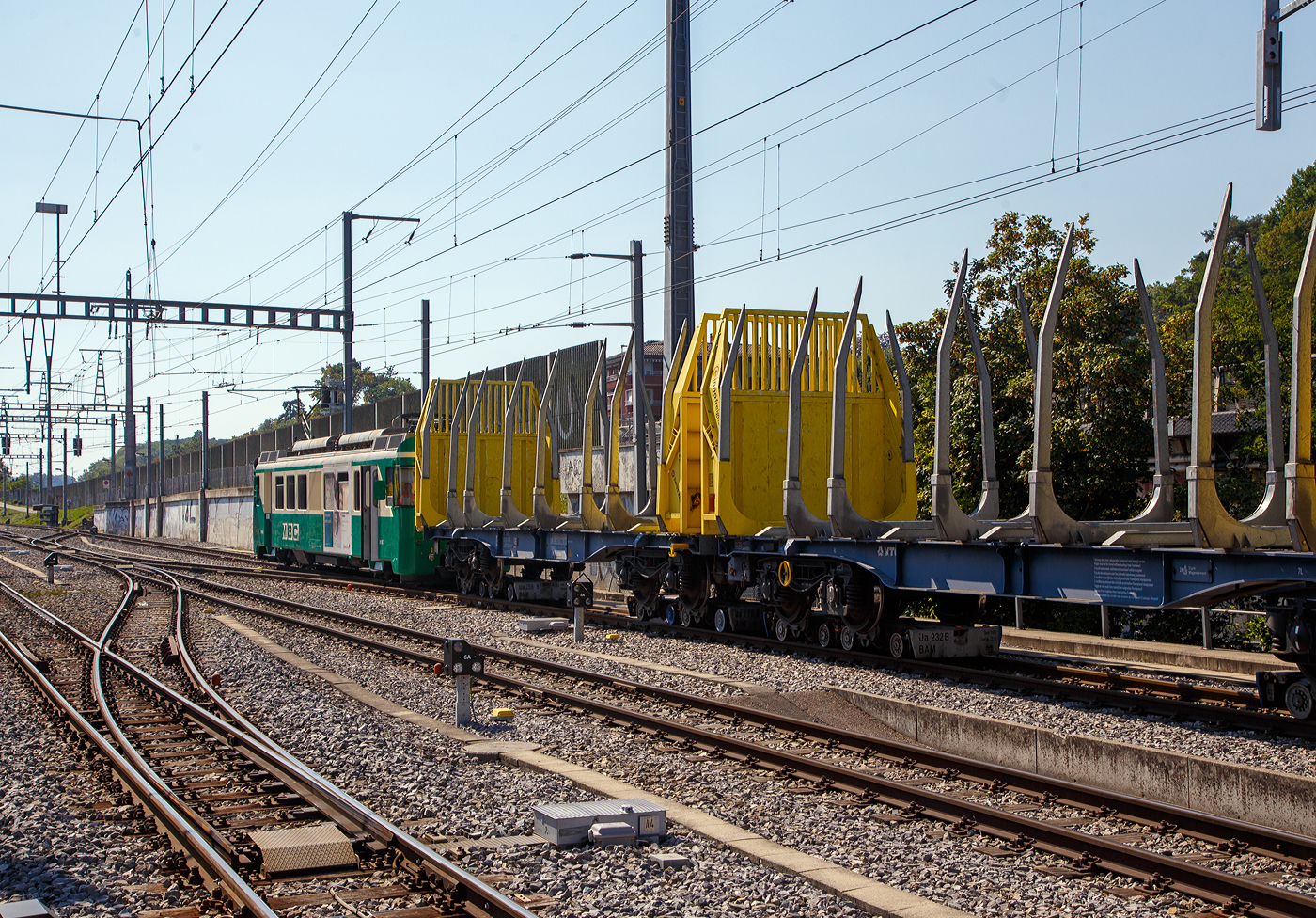 Der elektrische Schmalspur Güterzug-/Personentriebwagen MBC/BAM Be 4/4 12 rangiert, am 07 September 2023 beim Bahnhof Morges, den leeren auf schmalspurige Rollböcke vom Typ Vevey verladenen, 2 x vierachsiger Flachwagen in Sonderbauart (INNOFREIGHT Holz-Doppelwagen) 37 80 4657 028-9 D-VTG der Gattung Sggmrrs S240.