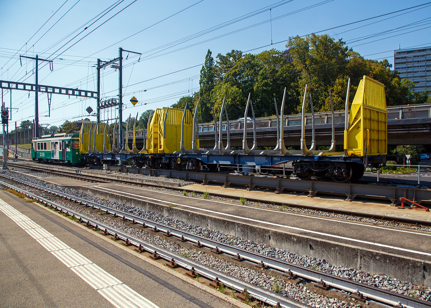 Der elektrische Schmalspur Güterzug-/Personentriebwagen MBC/BAM Be 4/4 12 rangiert, am 07 September 2023 an einer Rollbockgrube beim Bahnhof Morges, den leeren 2 x vierachsiger Flachwagen in Sonderbauart (INNOFREIGHT Holz-Doppelwagen) 37 80 4657 028-9 D-VTG der Gattung Sggmrrs S240, auf schmalspurige Rollböcke vom Typ Vevey.
