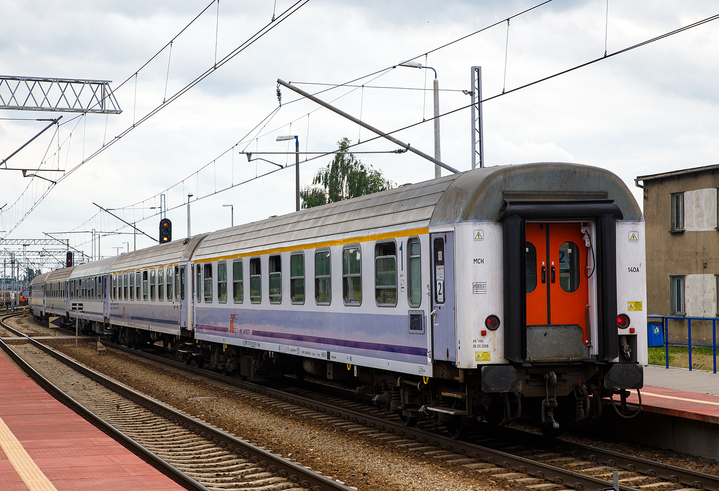 Der erste Klasse unklimatisierte Abteilwagen (Reisezugwagen) 50 51 19-78 145-9 PL-PLKIC der Gattung A9nouz  (140A) der PKP Intercity am 25 Juni 2017 im Hauptbahnhof Posen (Poznań Główny), eingereiht als Wagen 10 (aber als 2. Klasse Wagen) in den TLK 56134 von Wrocław Glowna (Breslau) via Gdańsk (Danzig) nach Gdynia Glowna / Gdingen Hbf (von 1939–1945 Gotenhafen bekannt), eine Hafenstadt in der Danziger Bucht (Polen).

Der Wagen wurde 1990 von der H. Cegielski – Poznań S.A. (HCP) im polnischen Posen unter der Fabriknummer 19411 gebaut.

Die Zuggattung TLK - Twoje Linie Kolejowe ist die Antwort der PKP Intercity auf die steigenden Erwartungen der Fahrgäste gegenüber den Fernzügen, die von ihrem Transportunternehmen vor allem günstige Fahrkartenpreise erwarten, ein breites Sortiment an Sonderangeboten sowie eine angemessene Anzahl der Verbindungen mit Halt an Unterwegsbahnhöfen erwarten. Auf diese Weise kann der Fahrgast mit TLK günstig und bequem reisen.

Die ersten TLK Züge, die das günstige Reisen unterstützen sollten, kamen im Jahr 2005 auf die Gleise. Am 1. Januar 2011 wurde der Name der Marke geändert, von Tanie Linie Kolejowe (deutsch: Billige Bahnstrecke) in Twoje Linie Kolejowe (deutsch: Deine Bahnstrecke), ab dem 19. März 2013 wurde, um den Reisenden höheren Komfort bieten zu können, die vollständige Platzreservierung in allen Wagen der Züge TLK eingeführt (der Preis für die „Platzreservierung” ist im Ticketpreis inbegriffen).

Die Reisezugwagen der Gattung A9nouz  (140A) haben 9 Abteile á 6 Sitzplätze.

TECHNISCHE DATEN:
Länge über Puffer: 24.400 mm
Drehzapfenabstand: 17.200 mm
Leergewicht: 39 t
Höchstgeschwindigkeit: 160 km/h
Sitzplätze: 54 (in 9 Abteilen)
Toiletten: 2
Zulassungen: RIC
