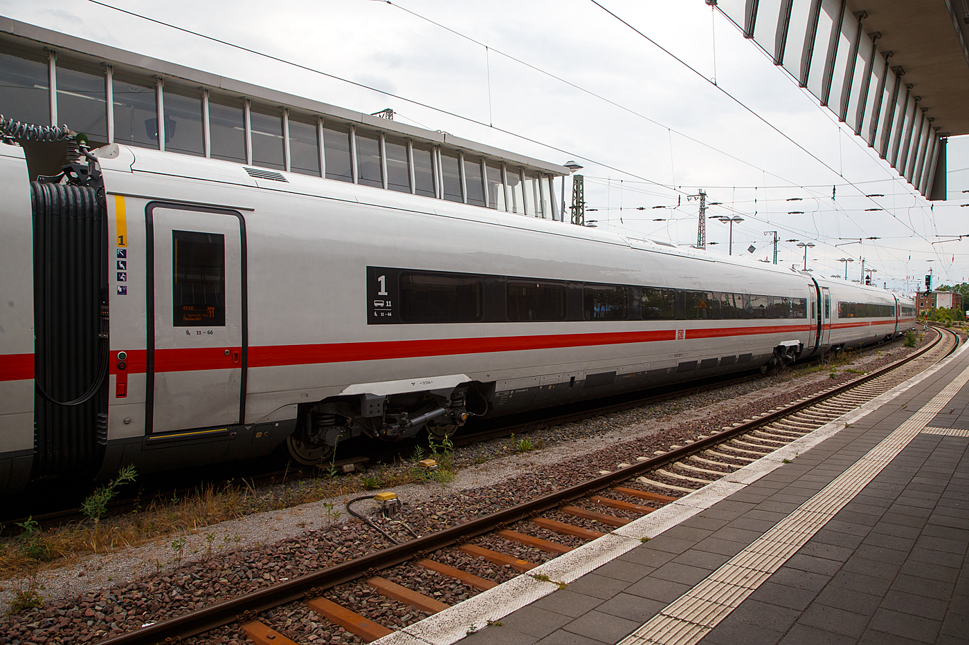 Der erste Klasse-Wagen (Triebwagen / „Powercar“), 93 80 1412 081-1 D-DB
 (der Gattung Apmz 1412.0) als Wagen Nr. 11 des dreizehnteiligen ICE 4 - Tz 9481 „Rheinland-Pfalz“ am 31 Mai 2022 im Hauptbahnhof Münster (Westf.).

Der Wagen wurde 2022 von Siemens/Bombardier unter der Fabriknummer 2412-0381gebaut. 

TECHNISCHE DATEN Apmz 1412.0 (1.Klasse Triebwagen):
Spurweite: 1.435 mm (Normalspur)
Achsfolge: Bo’Bo’
Länge über Puffer: 28.750 mm
Drehzapfenabstand: 19.500 mm
Achsabstand im Laufdrehgestell: 2.600 mm
Drehgestelltyp: modifiziere SF 500 (Siemens)
Laufraddurchmesser: 920/840 mm (neu/abgenutzt)
Leergewicht: 61 t
Sitzplätze im Bordrestaurant: 22 (ca.9 Stehplätze im Bordbistro)
Sitzplätze im 1. Klasse Großraumabteil: 67 (davon 2 für Behinderte)
WC: 2 WC´s