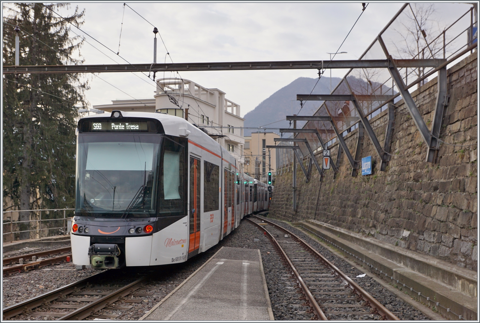Der FLP Be 6/8 52  Lugano  und 52  Malcantone  verlassen Lugano als S60 nach Ponte Tresa. 

13. März 2023