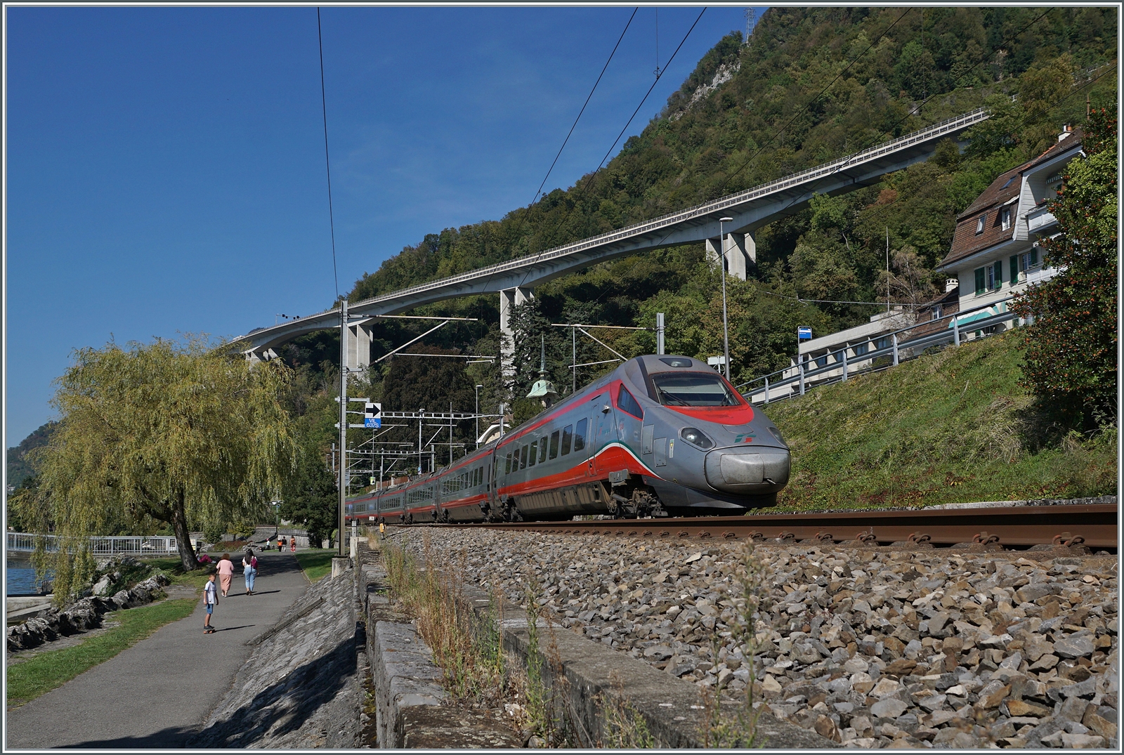 Der FS Treniatila ETR 610 012 ist als EC von Genève nach Milano Centrale kurz vor Villeneuve unterwegs. 

27. Sept. 2023