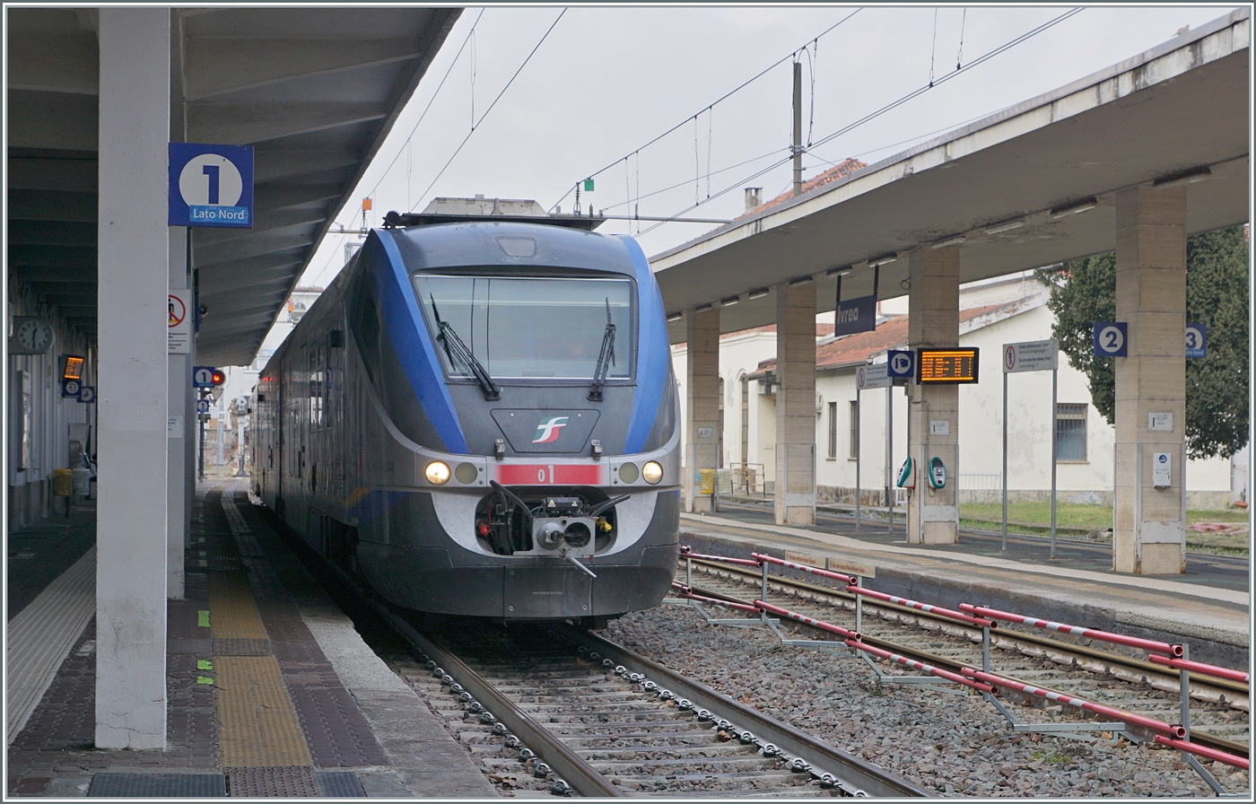 Der FS Trenitalia Diesel - Minuetto MD Diesel )MD 501 001 ist aus Aosta in Ivrea eingetroffen und wartet nun auf die Rückleistung. 

24. Februar 2023