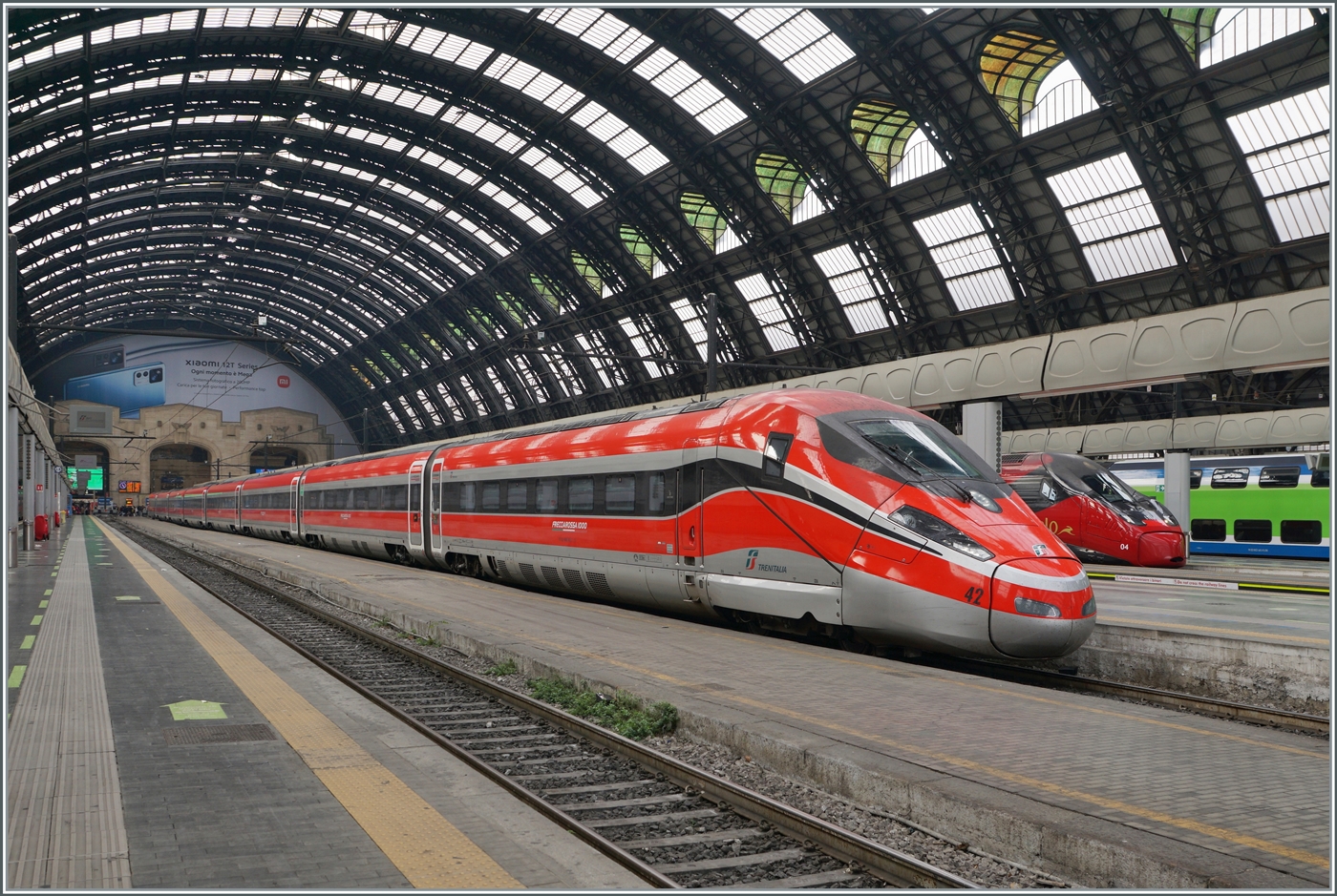 Der FS Trenitalia ETR 400 042 wetteifert mit der imposanten Halle von Milano Centrale wer wohl schöner sei...

8. November 2022