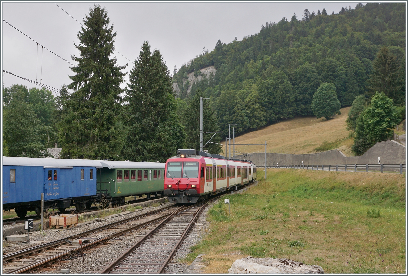 Der Gegenzug 6011 von Vallorbe nach Le Brassus lässt nicht lange auf sich warten und erreicht Le Pont. 

6. August 2022