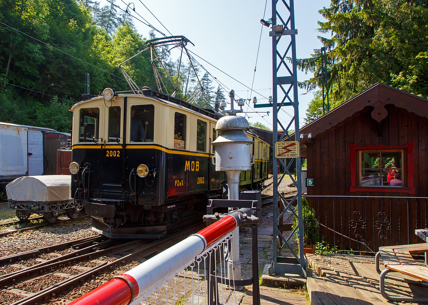 Der Gelenktriebwagen ex MOB DZe 6/6 2002, bzw. MOB FZe 6/6 2002 der Museumsbahn Blonay-Chamby rangiert am 27.05.2023 im Museumsareal Chaulin der Museumsbahn Blonay-Chamby..

Der Triebwagen Gepäck- und Postabteil wurde 1932 von SIG unter der Fabriknummer 3703 gebaut, der Elektrische Teil ist von BBC. Der Gepäcktriebwagen war bis 1996 im Einsatz und wurde dann in der Remise Gstaad Abgestellt und gammelte vor sich hin, bis er im Juli 2008 an die Museumsbahn Blonay–Chamby ging.

Die MOB (Montreux–Berner Oberland-Bahn) beschaffte für die Bespannung des “Golden Mountain Pullman Express” die beiden zweiteiligen Gelenktriebwagen FZe 6/6 2001 und 2002 (MOB-intern immer „Lokomotiven“ bzw. „Gepäcklokomotiven“ genannt). Nachdem der Expresszug schnell wieder eingestellt wurde (vor der Lieferung), fanden die beiden Gelenktriebwagen ein neues Betätigungsfeld im schweren Schnellzug- und Güterzugverkehr bzw. bespannten Sonderzüge mit den bei der MOB verbliebenen Salonwagen.