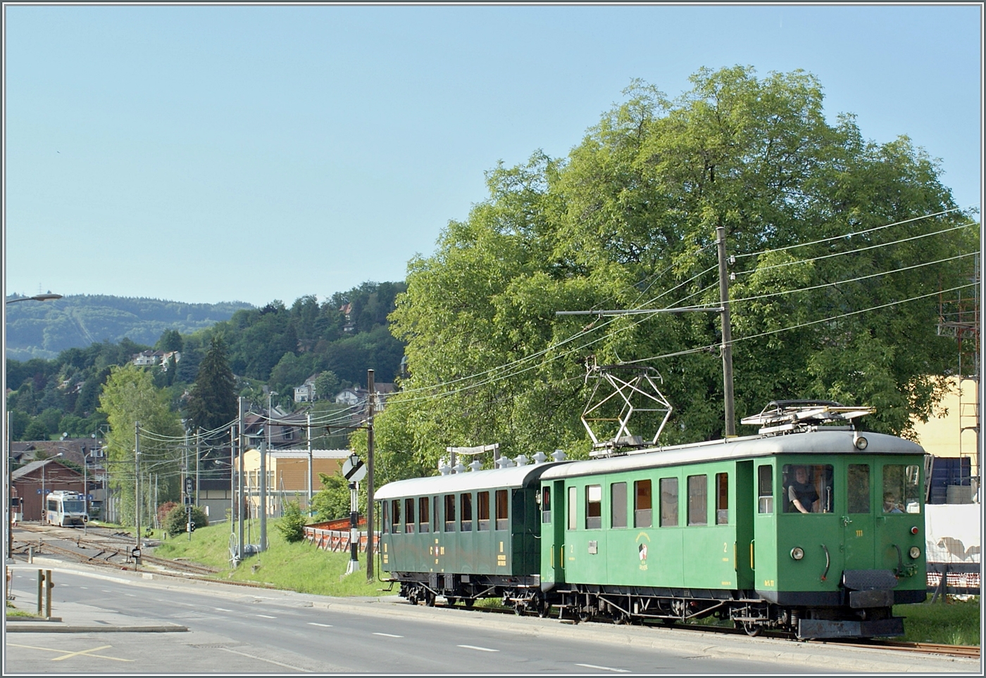 Der GFM Be 4/4 111 (ex BCe 4/4 111) Baujahr 1903 (Umbau 1928/1951) ist mit deinem SBB Brünigbahn Wagen in Blonay abgefahren und nun auf dem Weg nach Chaulin. 

Der Triebwagen ist heute im Besitzt der GFM Historic in Montbovon.

5. Juni 2010