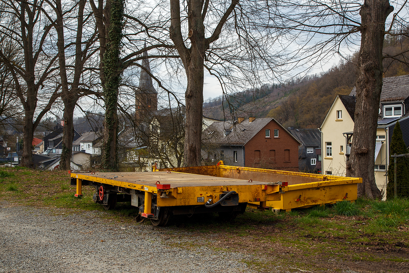 Der Gleiskraftwagenanhänger GKW-A, Kleinwagen-Nr. 34.3.4324 5, der Fa. Andreas Mühlbauer Bau GmbH (München) und die zugehörige Mulde sind am 06.04.2023 beim Bahnhof Herdorf abgestellt.

TECHNISCHE DATEN:
Spurweite: 1.435 mm (Normalspur)
Länge über Kupplung: 5.200 mm
Achsabstand: 2.500 mm
Laufraddurchmesser: 560 mm
Eigengewicht: 3,7 t
Nutzlast: 8 t
Zul. Geschwindigkeit (Hg): 60 km/h