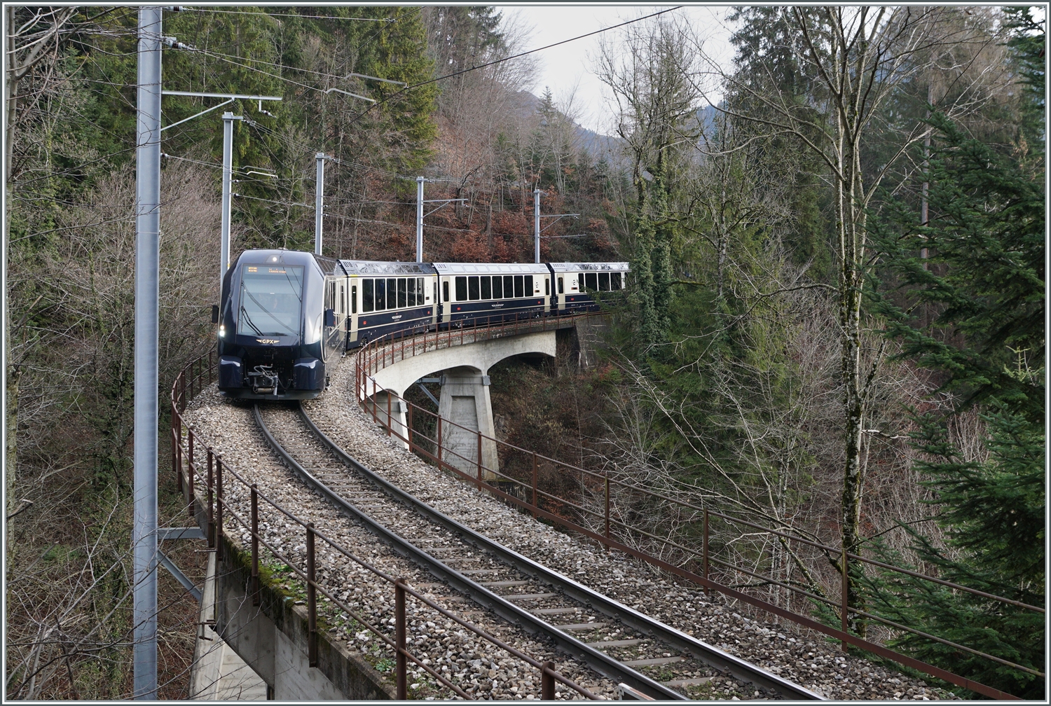 Der GoldenPass Express 4065 ist von Interlaken nach Montreux unterwegs und fährt zuwischen Les Avants und Sendy-Sollard über die 93 Meter lange Pont Gardiol, welche den Bois des Chenaux überbrückt. 

4. Januar 2023