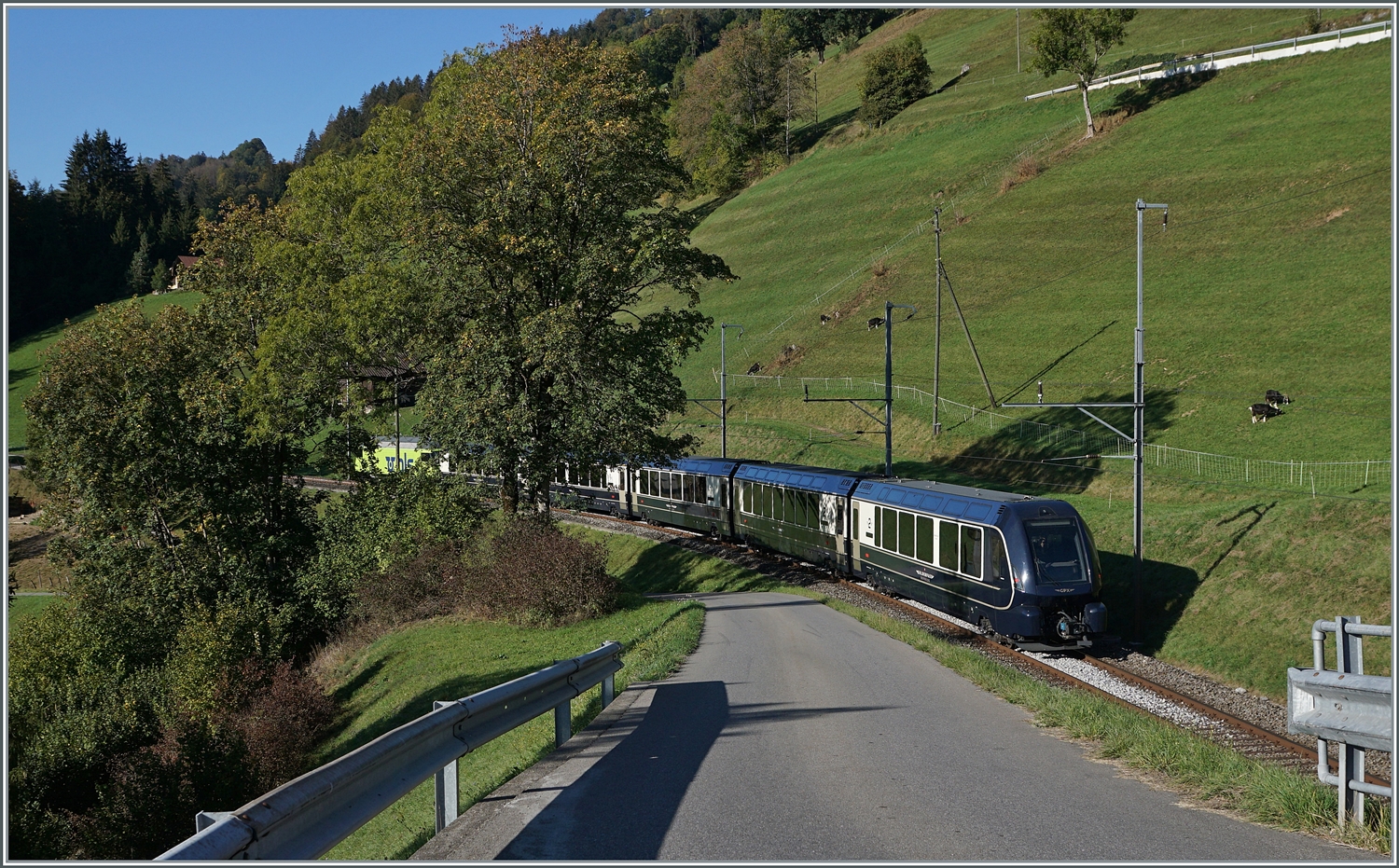 Der GoldenPass Express ist bei Enge im Simmental auf dem Weg nach Montreux. Die führendne BLS Re465 ist nur schwach hinter dem Baum zu erkennnen.

7. Okt. 2023