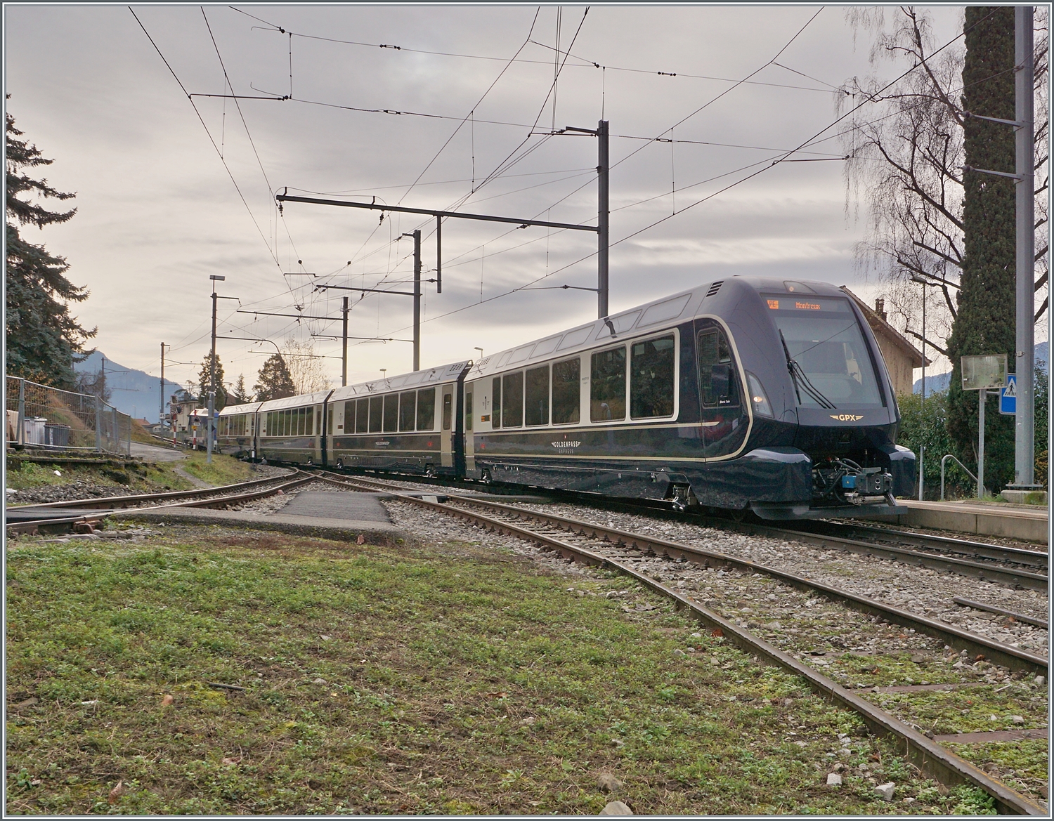 Der GoldenPass Express GPx 4065 von Interlaken Ost nach Montreux hat bei der Durchfahrt in Fontanivent sein Ziel schon fast erreicht.

4. Januar 2023