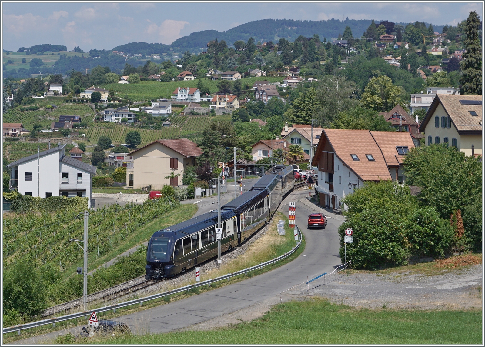 Der GPX 4065 von ZWEISIMMEN nach Montreux bei Planchamp. Entgegen der Werbung der MOB mussten die Reisenden von Interlaken in Zweisimmen umsteigen, eine Tatsache, welche im Fahrplan mehr als geschickt versteckt wird. Der Zug führt interessanter Weise nur drei Wagen, der Steuerwagen Seite Zweisimen fehlt und sorgt somit für ein sehr gefälliges Zugsbild.

16. Juni 2023