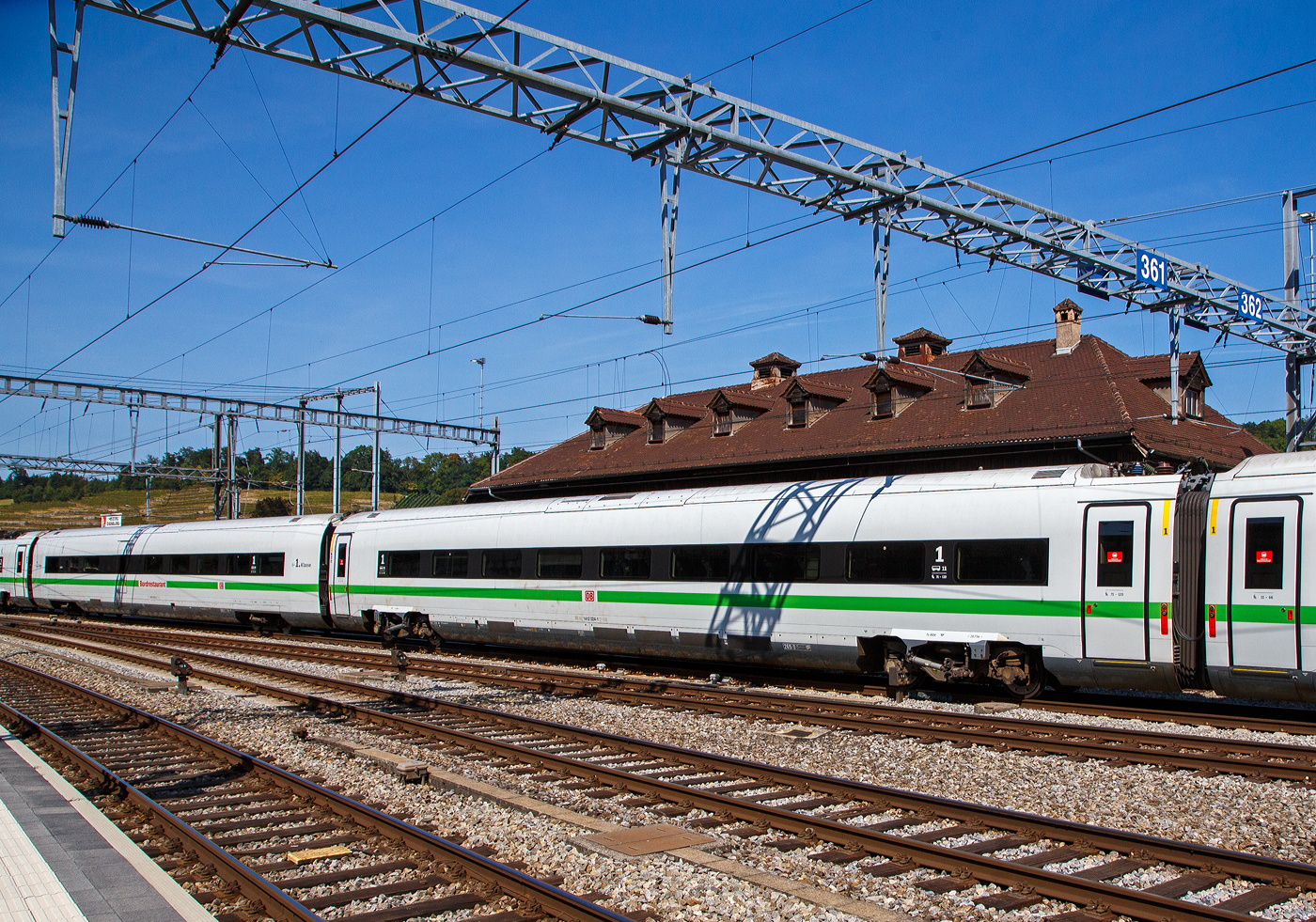 Der grn gestreifte ICE 4 der BR 412.0, Tz 9024 der DB Fernverkehr AG am 08 September 2021(als ICE 275) bei der Einfahrt in den Bahnhof Spiez. Hier recht (vorne) der eigenstndige angetriebene Wagen (sogenannte „Powercar“), der 1. Klasse-Wagen der Gattung Apmz 1412.0 (93 80 1412 024-1 D-DB) eingereiht als Wagen 11. Dahinter (links) eingereiht als Wagen 10 das/der Bordrestaurant/1. Klasse-Wagen der Gattung ARmz 8812.0 (93 80 8812 024-2 D-DB).

Die Triebzge haben keine Triebkpfe wie die ersten beiden ICE-Baureihen, sondern besitzen mehrere eigenstndige angetriebene Wagen (sogenannte „Powercars“), die ber die Zuglnge verteilt sind.

TECHNISCHE DATEN Apmz 1412.0:
Spurweite: 1.435 mm
Achsfolge: Bo’Bo’
Lnge ber Puffer: 28.750 mm
Drehzapfenabstand: 18.500 mm
Achsabstand im Triebdrehgestell: 2.600 mm
Treibraddurchmesser:  920/840 mm (neu/abgenutzt)
Leergewicht: 67 t
Sitzpltze: 67
Anzahl der WC: 2

TECHNISCHE DATEN ARmz 8812.0 (Speisewagen):
Spurweite: 1.435 mm
Achsfolge: 2’2’
Lnge ber Puffer: 28.750 mm
Drehzapfenabstand: 18.500 mm
Drehgestelltyp: Bombardier Flexx Eco 5101
Achsabstand im Laufdrehgestell: 2.300 mm
Laufraddurchmesser:  825/750 mm (neu/abgenutzt)
Leergewicht: 47,5 t
Sitzpltze im Bordrestaurant: 22 (ca.9 Stehpltze im Bordbistro)
Sitzpltze im 1. Klasse Groraumabteil: 21
WC: kein WC