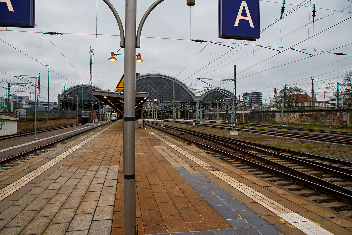 Der Hauptbahnhof Dresden am 06.12.2022, Blick auf die Westseite (Blickrichtung osten) vom Bahnsteig 10/11 (Mittelhalle).

Bahnsteige
Das Mittelschiff bildet heute einen Kopfbahnhof mit sieben Gleisen aus Richtung Nordwesten. Die Bahnsteiggleise des Mittelteils liegen ungefhr auf Straenniveau, alle Durchgangsgleise verlaufen in einer zweiten Ebene 4,50 Meter darber.

Die Nord- und Sdhalle beherbergen je drei durchgehende Bahnsteiggleise, die in sdstlicher Richtung ber das Hallenende hinaus reichen. An den Bahnsteigen 1 und 2 werden diese Abschnitte auch als Bahnsteig 1a und 2a bezeichnet. Der Ostbau besa ursprnglich je ein Bahnsteiggleis in Kopflage an seinen ueren Seiten. Heute ist jedoch nur noch Gleis 4 in Nutzung. Sdlich der Sdhalle befinden sich seit der Sanierung im neuen Jahrtausend, zwei durchgehende Gterzuggleise.
