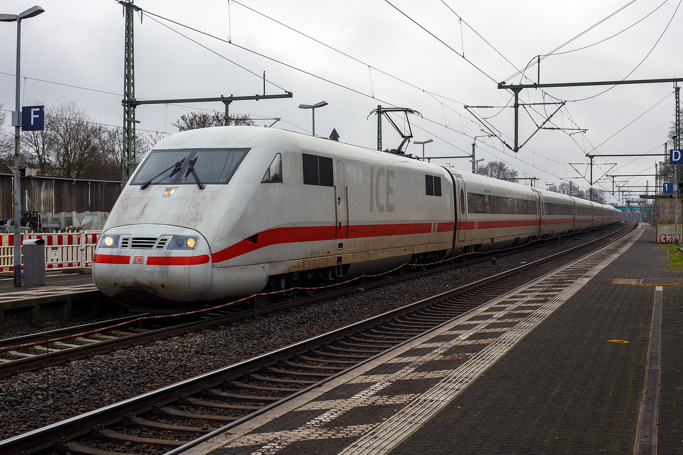 Der ICE 1 - Tz 0171  Heusenstamm , geführt von dem Triebkopf 401 071-6 (93 80 5401 071-6 D-DB) und am Zugschluss der Triebkopf 401 571-5 (93 80 5401 571-5 D-DB) fährt am 30 Dezember 2024 durch den Bahnhof Bonn-Beuel in Richtung Köln. Zurzeit werden Bauarbeiten auf der linken Rheinstrecke die Fernzüge hier auf die rechte Rheinstrecke umgeleitet. 

Die beiden Triebköpfe wurden 1991 Friedrich Krupp in Essen unter den Fabriknummern 5637 bzw, 5638 gebaut, die elektrische Ausrüstung ist jeweils von AEG. 